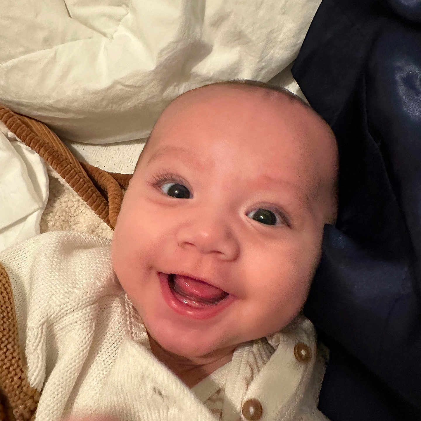 Jae-Oh a rejoint le concours — aidez-le/la à gagner de superbes lots ! baby, blanket, button, child, cozy, cute, eyes, face, happy, indoor, infant, knitwear, lying_down, mouth, portrait, skin, smiling, sweater, tongue, warm