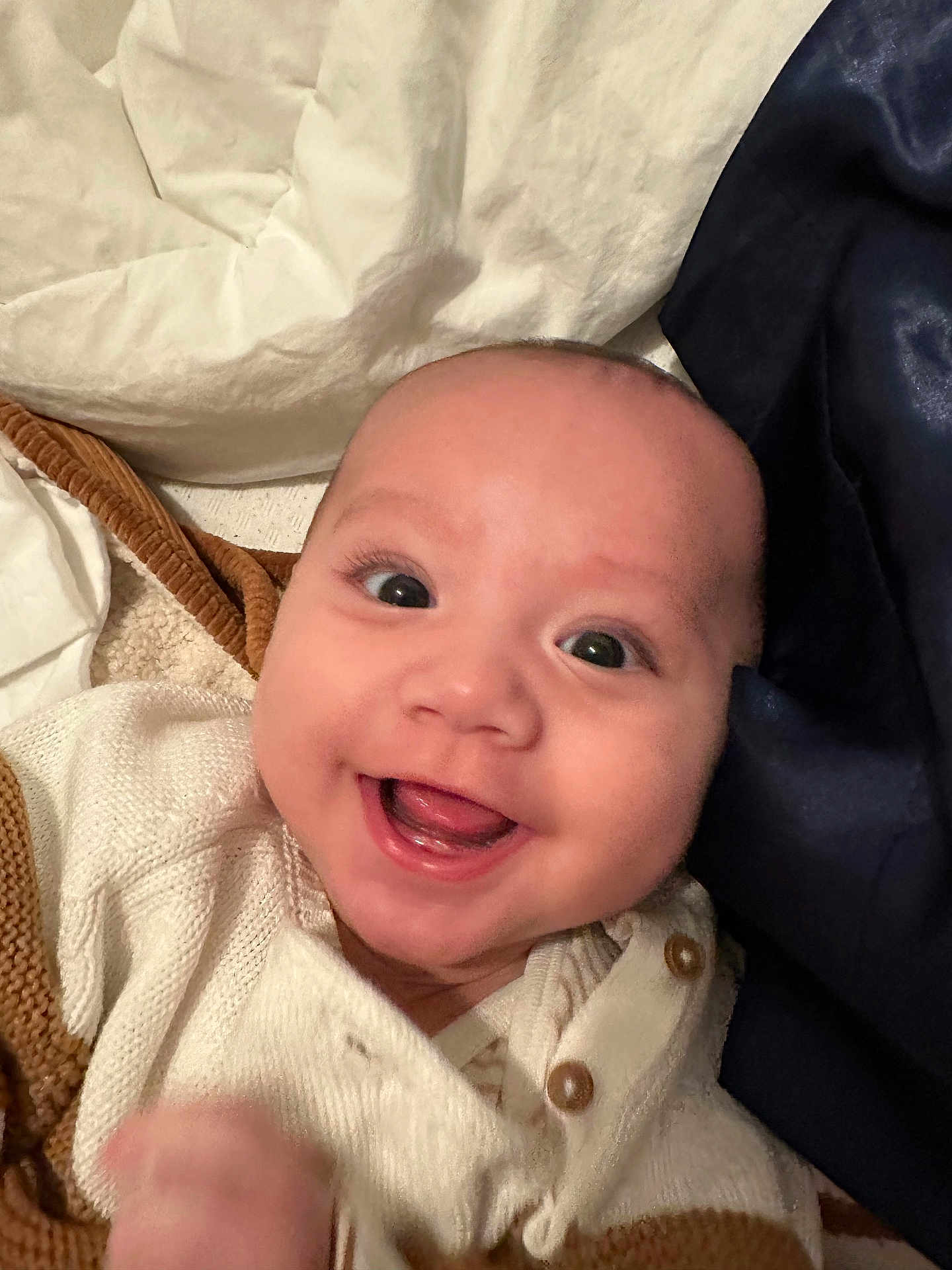 Jae-Oh a rejoint le concours — aidez-le/la à gagner de superbes lots ! baby, smiling, face, eyes, sweater, knitwear, blanket, cozy, happy, infant, cute, skin, mouth, tongue, button, child, portrait, lying_down, warm, indoor