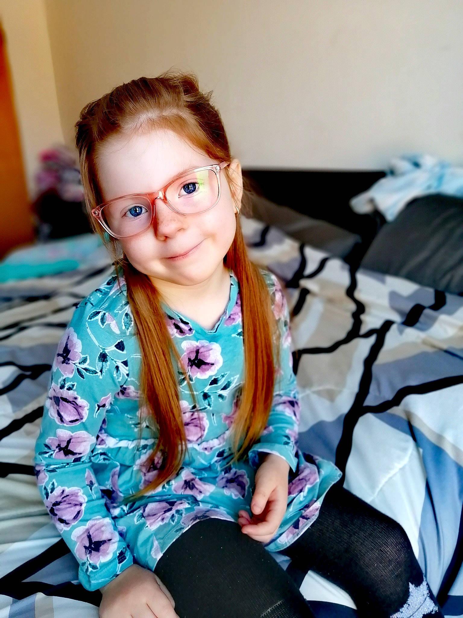 Emye participe au concours pour gagner de l'argent avec cette photo : cheek, child, child_model, ear, eye, eyewear, glasses, joy, person, photography, portrait_photography, sitting, smile, toddler, vision_care