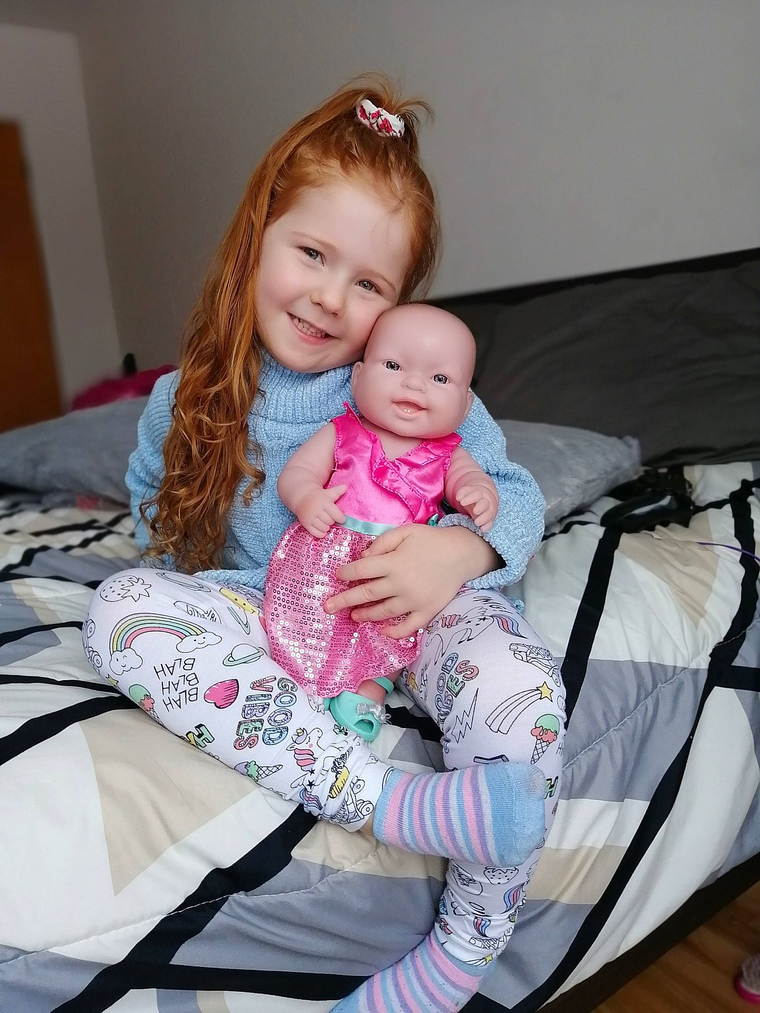 Élodie participe au concours pour gagner de l'argent avec cette photo : baby, baby_products, cheek, child, family, iris, joy, people, person, pink, product, sibling, sitting, skin, smile, toddler