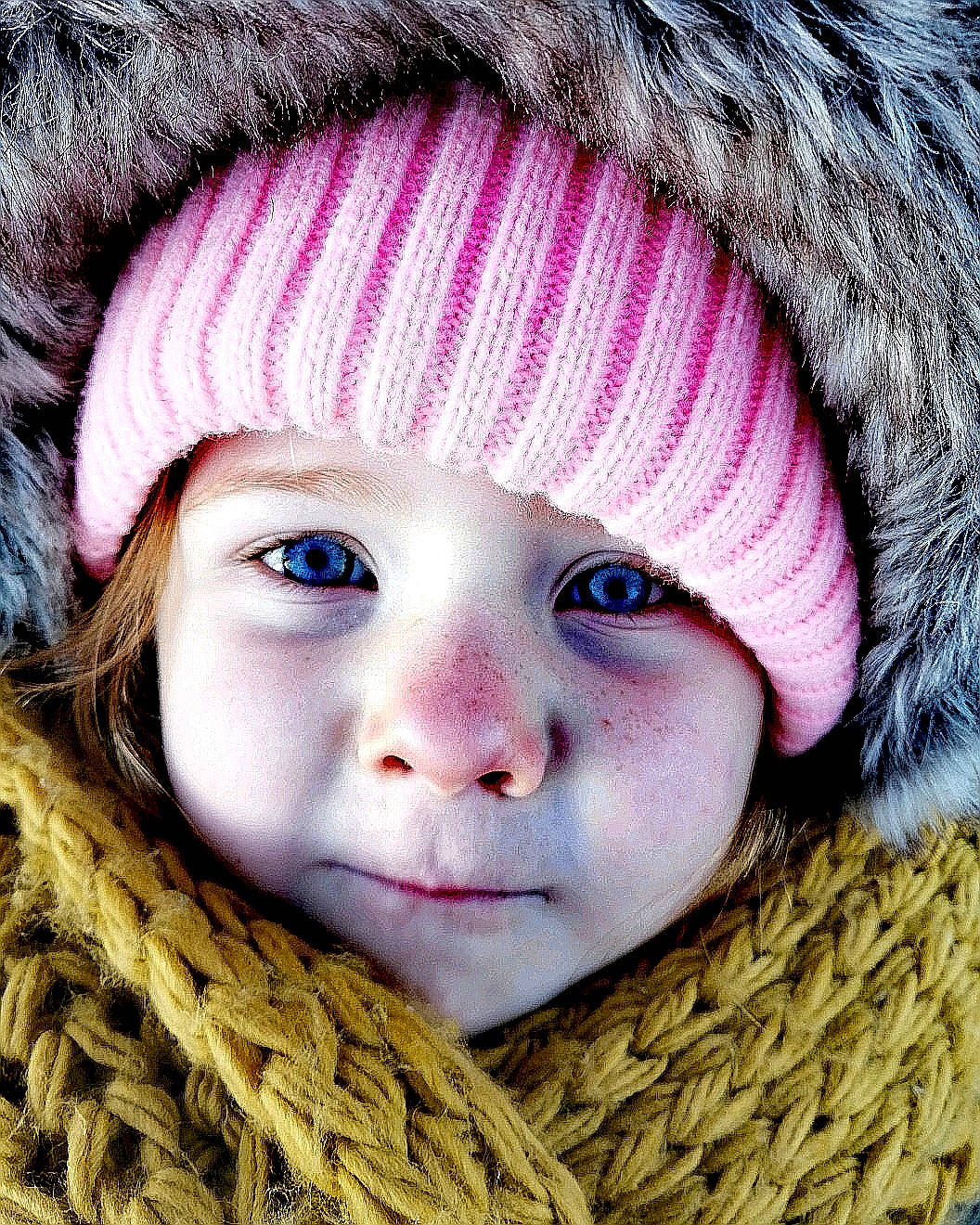 Élodie participe au concours pour gagner de l'argent avec cette photo : beauty, cheek, child, chin, close_up, eye, face, fur, head, headgear, knit_cap, lip, nose, organ, person, pink, purple, skin, winter, wool