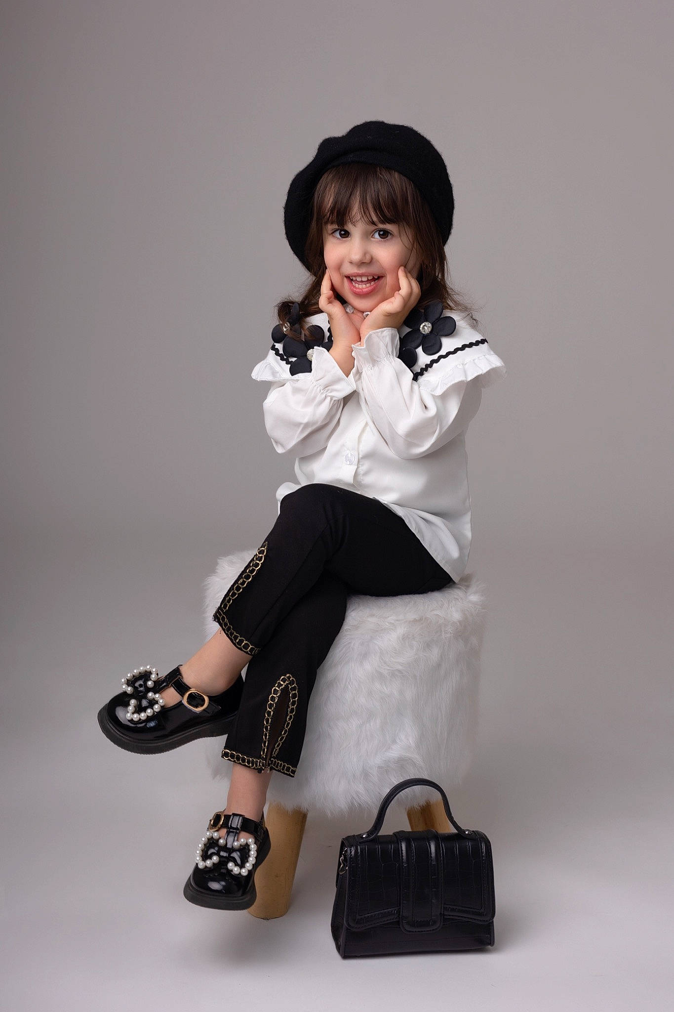 Celine participe au concours pour gagner de l'argent avec cette photo : black_hair, eyewear, face, fashion_design, flash_photography, footwear, head, human_leg, joy, knee, leg, long_hair, person, sandal, shoe, sleeve, smile, sneakers, sock, thigh