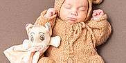 Maxence a rejoint le concours — aidez-le/la à gagner de superbes lots ! adorable, baby, bear_ears, child, comfort, cozy, cute, fuzzy_clothing, infant, knitted_outfit, neutral_background, newborn, peaceful, plush_toy, portrait, resting, sleeping, soft_texture, toy, warm_colors