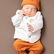 Maxence participe au concours pour gagner de l'argent avec cette photo : adorable, baby, barefeet, child, clothing, cozy, cute, expression, hat, headwear, indoor, infant, lying_down, newborn, orange_pants, peaceful, portrait, sleeping, soft_lighting, white_jacket