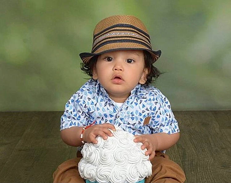 Alberto is registered to the contest to win money with this photo: baby, baby_toddler_clothing, child, chin, eye, face, fashion_accessory, flash_photography, fun, grass, happy, hat, headgear, headwear, iris, person, sitting, skin, sleeve, sun_hat