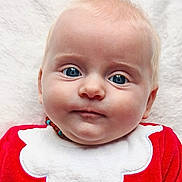 Ambre participe au concours pour gagner de l'argent avec cette photo : baby, infant, face, blue_eyes, blonde_hair, red_clothing, white_collar, portrait, closeup, soft_texture, blanket, cute, child, young, skin, expression, head, person, indoors, newborn