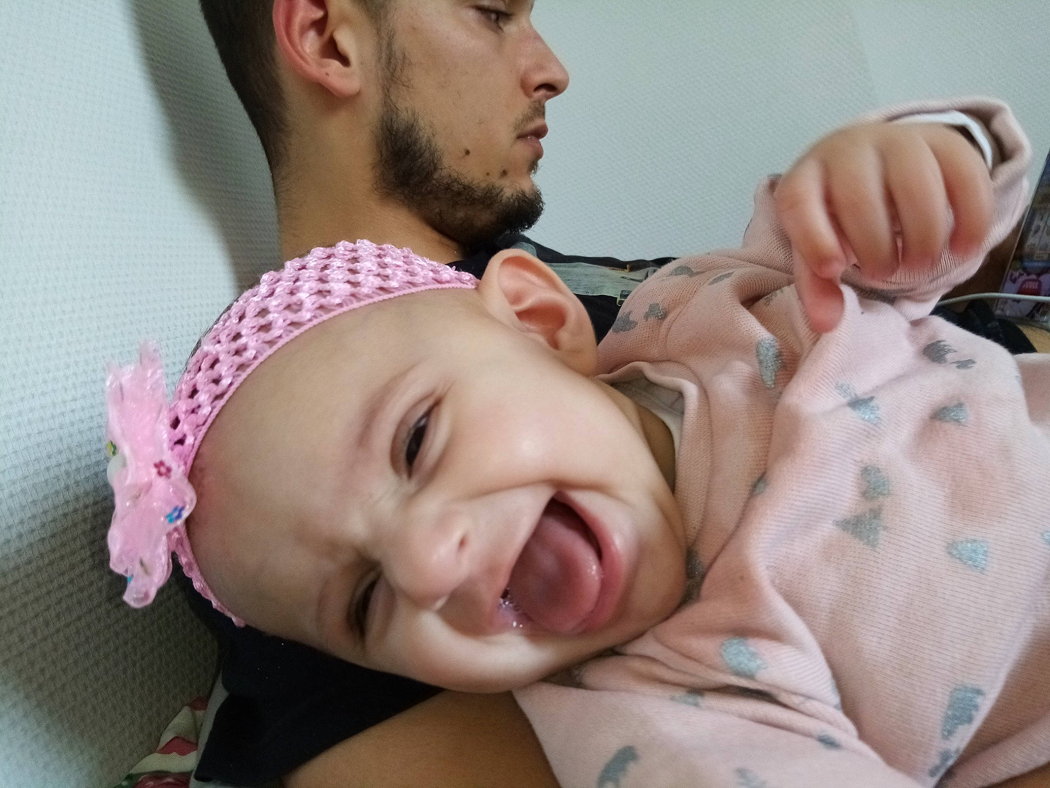 Anaya participe au concours pour gagner de l'argent avec cette photo : arm, baby, cheek, chin, comfort, ear, eyebrow, eyelash, finger, gesture, hair, hand, happy, headwear, jaw, lip, mouth, neck, nose, person