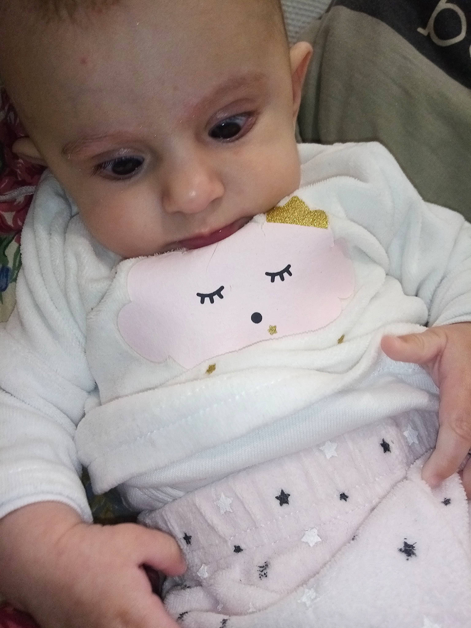 Anaya participe au concours pour gagner de l'argent avec cette photo : baby, baby_toddler_clothing, cheek, child, chin, cool, eyebrow, eyelash, finger, hairstyle, human_body, iris, lip, mouth, neck, nose, person, skin, sleeve, toddler