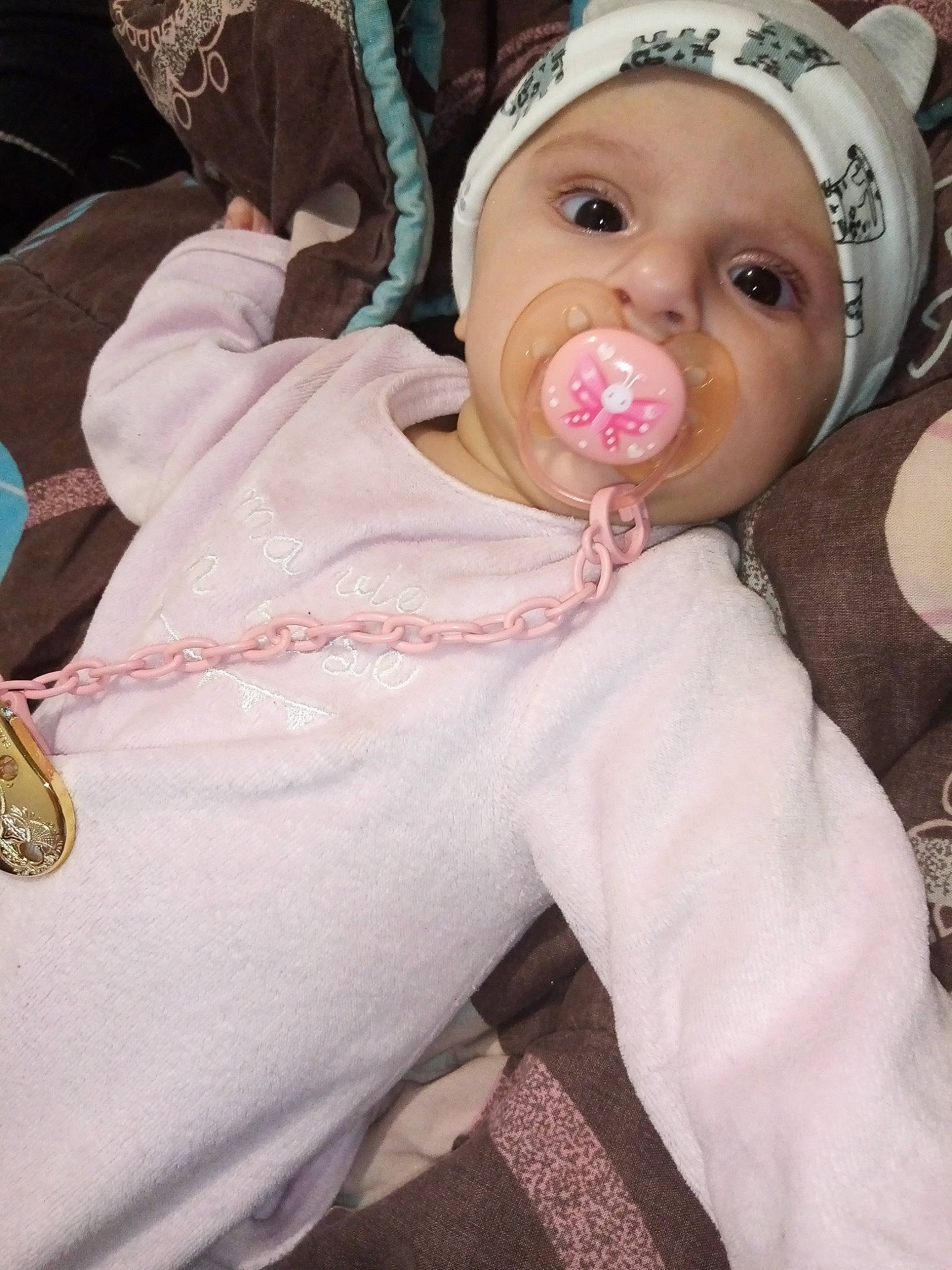 Anaya participe au concours pour gagner de l'argent avec cette photo : baby, baby_toddler_clothing, cheek, comfort, ear, eyelash, face, happy, head, headgear, headwear, human_body, iris, lip, mouth, nose, outerwear, person, pink, skin