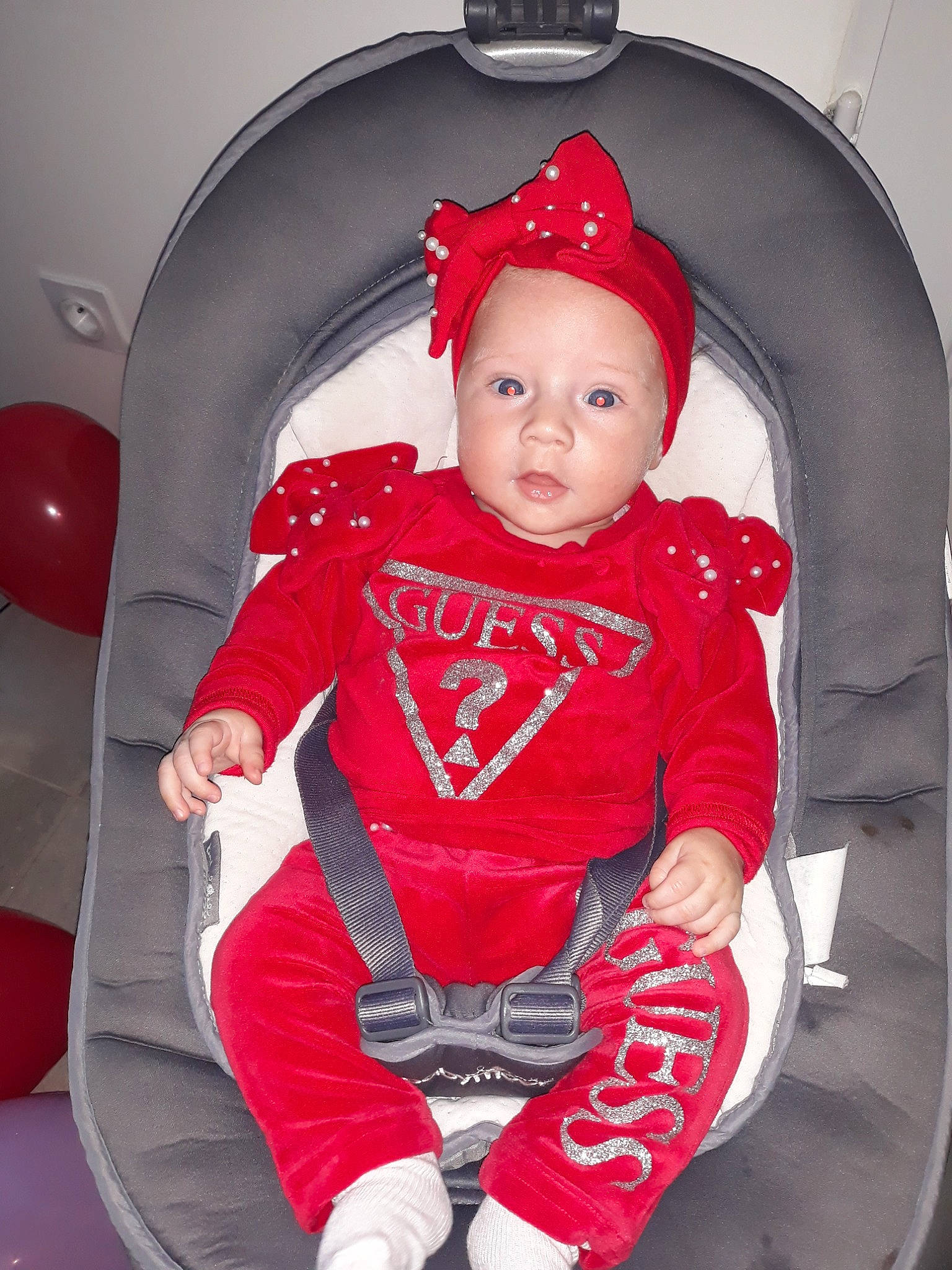 Sheylie participe au concours pour gagner de l'argent avec cette photo : baby, baby_carriage, baby_products, baby_toddler_clothing, car_seat, carmine, child, comfort, costume, fictional_character, fun, headwear, lap, pattern, person, personal_protective_equipment, recreation, sitting, sleeve, steering_wheel