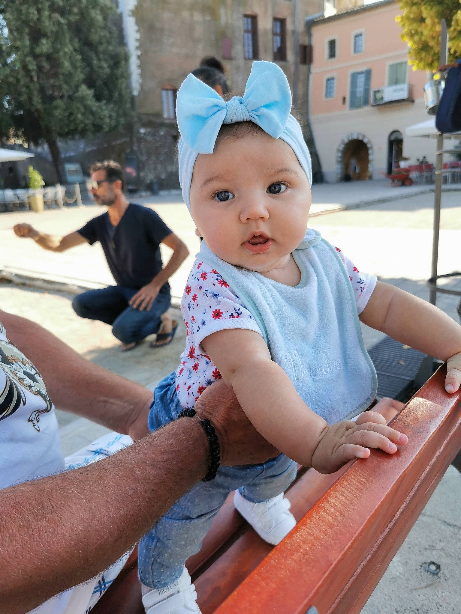 Cataleya a rejoint le concours — aidez-le/la à gagner de superbes lots ! baby, baby_toddler_clothing, cool, event, facial_expression, fun, happy, hat, headwear, human_leg, lap, leisure, person, pink, recreation, shorts, sleeve, t_shirt, thigh, toddler