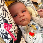 Solann a rejoint le concours — aidez-le/la à gagner de superbes lots ! baby, baby_seat, cartoon_figure, child, closeup, clothing, comfort, cozy, cute, digital_stickers, expression, face, hand_gesture, indoor, infant, pacifier, patterned_fabric, portrait, red_heart, toy