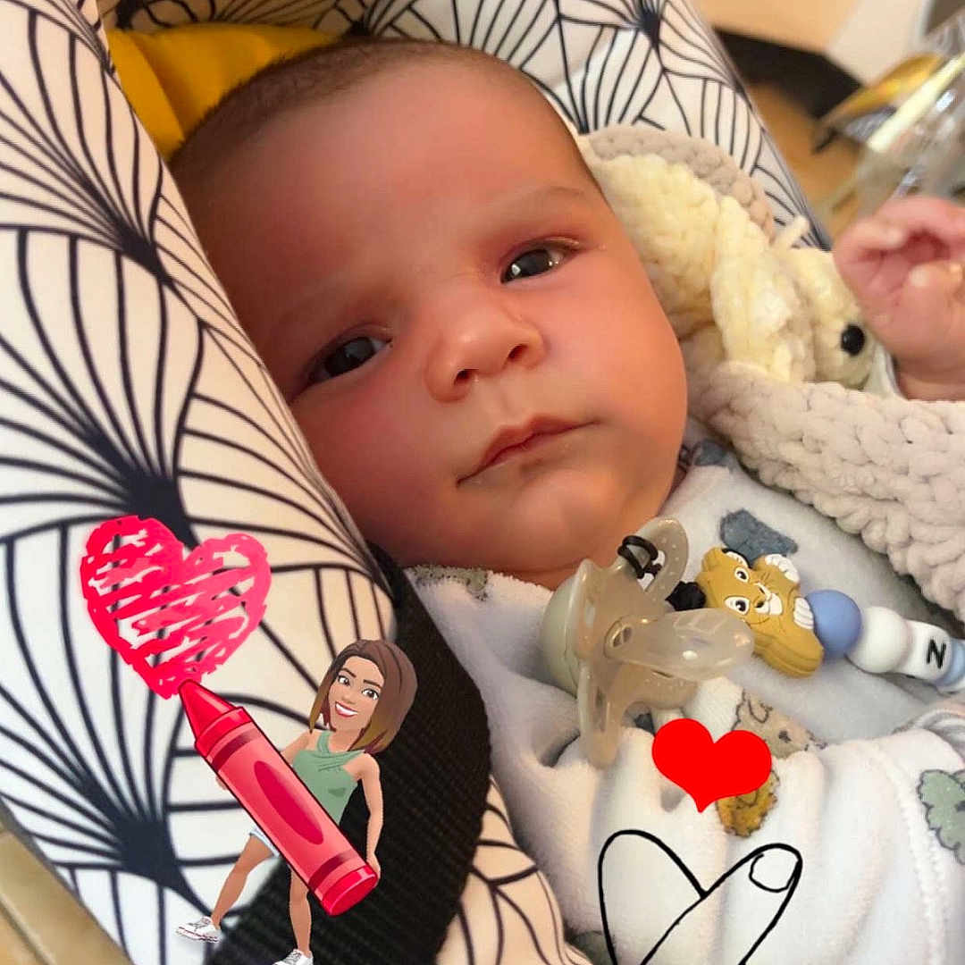 Solann a rejoint le concours — aidez-le/la à gagner de superbes lots ! baby, baby_seat, cartoon_figure, child, closeup, clothing, comfort, cozy, cute, digital_stickers, expression, face, hand_gesture, indoor, infant, pacifier, patterned_fabric, portrait, red_heart, toy