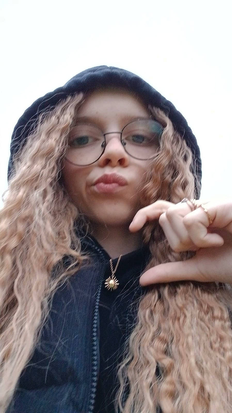 Lyza a rejoint le concours — aidez-le/la à gagner de superbes lots ! black_hair, chin, clothing, eyebrow, eyelash, eyewear, flash_photography, gesture, glasses, happy, headgear, jacket, lip, mouth, neck, outerwear, people_in_nature, person, shoulder, skin