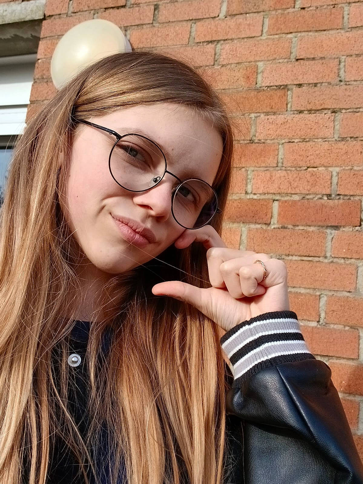 Lyza participe au concours pour gagner de l'argent avec cette photo : chin, ear, eyebrow, eyelash, eyewear, facial_expression, flash_photography, forehead, gesture, glasses, happy, jaw, joy, lip, mouth, neck, nose, outerwear, person, skin