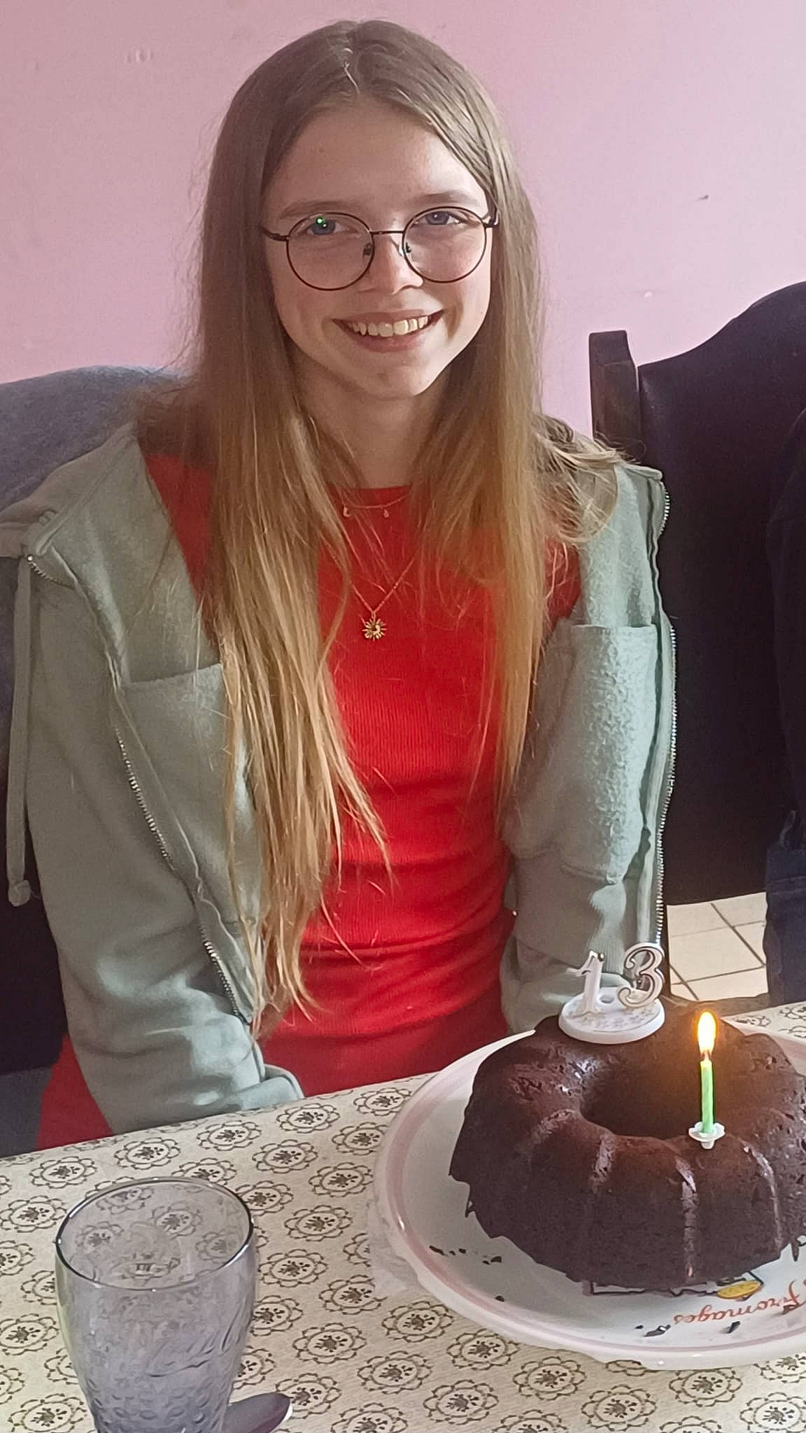 Lyza a rejoint le concours — aidez-le/la à gagner de superbes lots ! birthday_cake, birthday_candle, blond, cake, cake_decorating, candle, cuisine, dessert, dish, eyewear, food, glasses, ingredient, joy, kuchen, person, plate, sleeve, smile, table