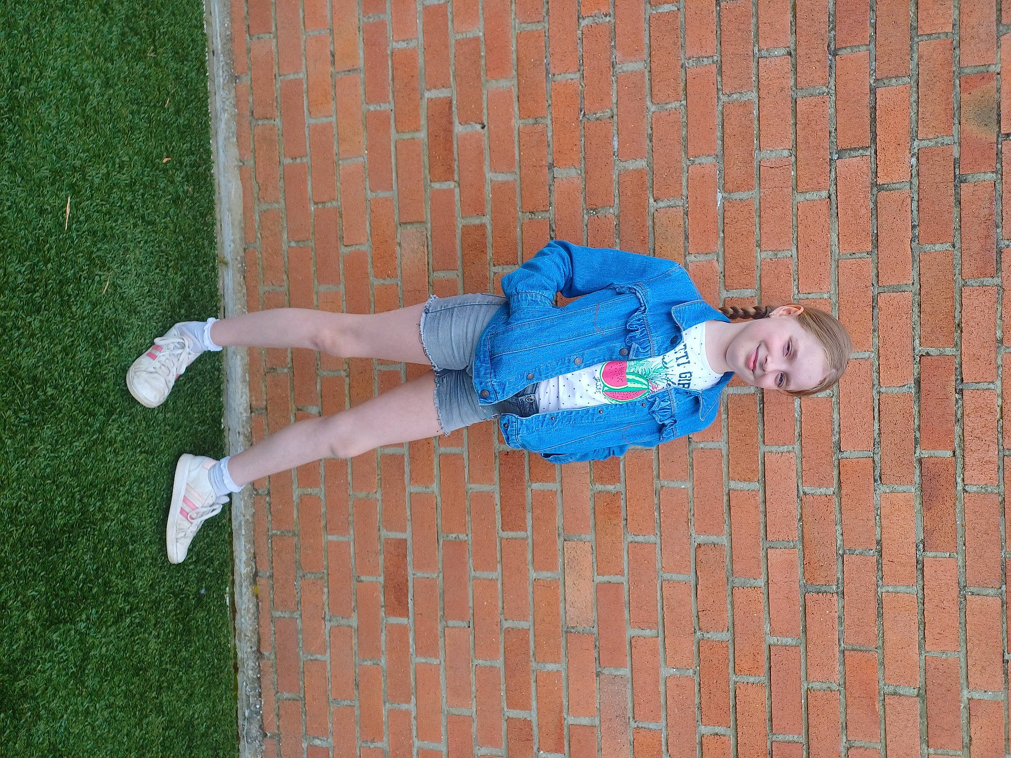 Lylou participe au concours pour gagner de l'argent avec cette photo : brick, brickwork, child, concrete, denim, electric_blue, flooring, foot, fun, grass, human_leg, joy, knee, leisure, line, pattern, person, sidewalk, sitting, t_shirt