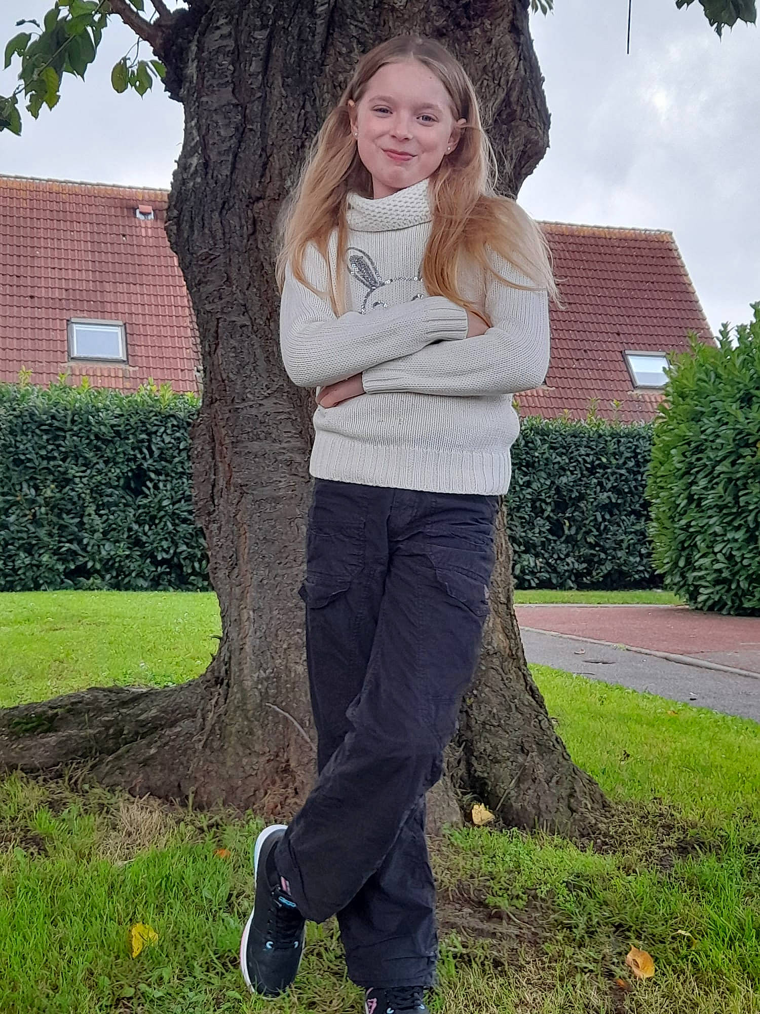 Lylou participe au concours pour gagner de l'argent avec cette photo : blazer, denim, eyewear, grass, hair, hairstyle, happy, joy, knee, leisure, long_hair, outerwear, people_in_nature, person, plant, shoe, sky, sleeve, sportswear, thigh