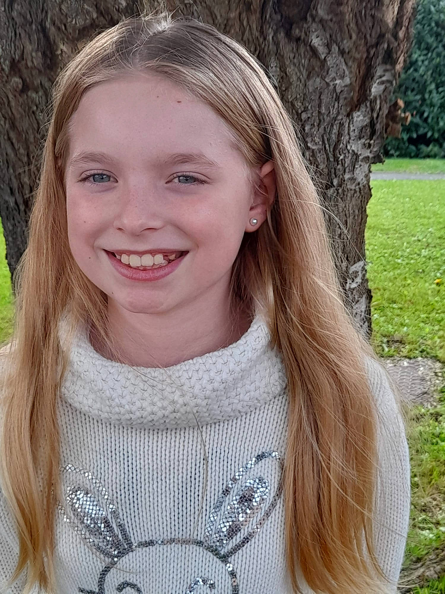 Lylou a rejoint le concours — aidez-le/la à gagner de superbes lots ! chin, eye, eyebrow, face, grey, hairstyle, happy, human_body, iris, joy, lip, neck, outerwear, people_in_nature, person, photograph, plant, skin, sleeve, smile