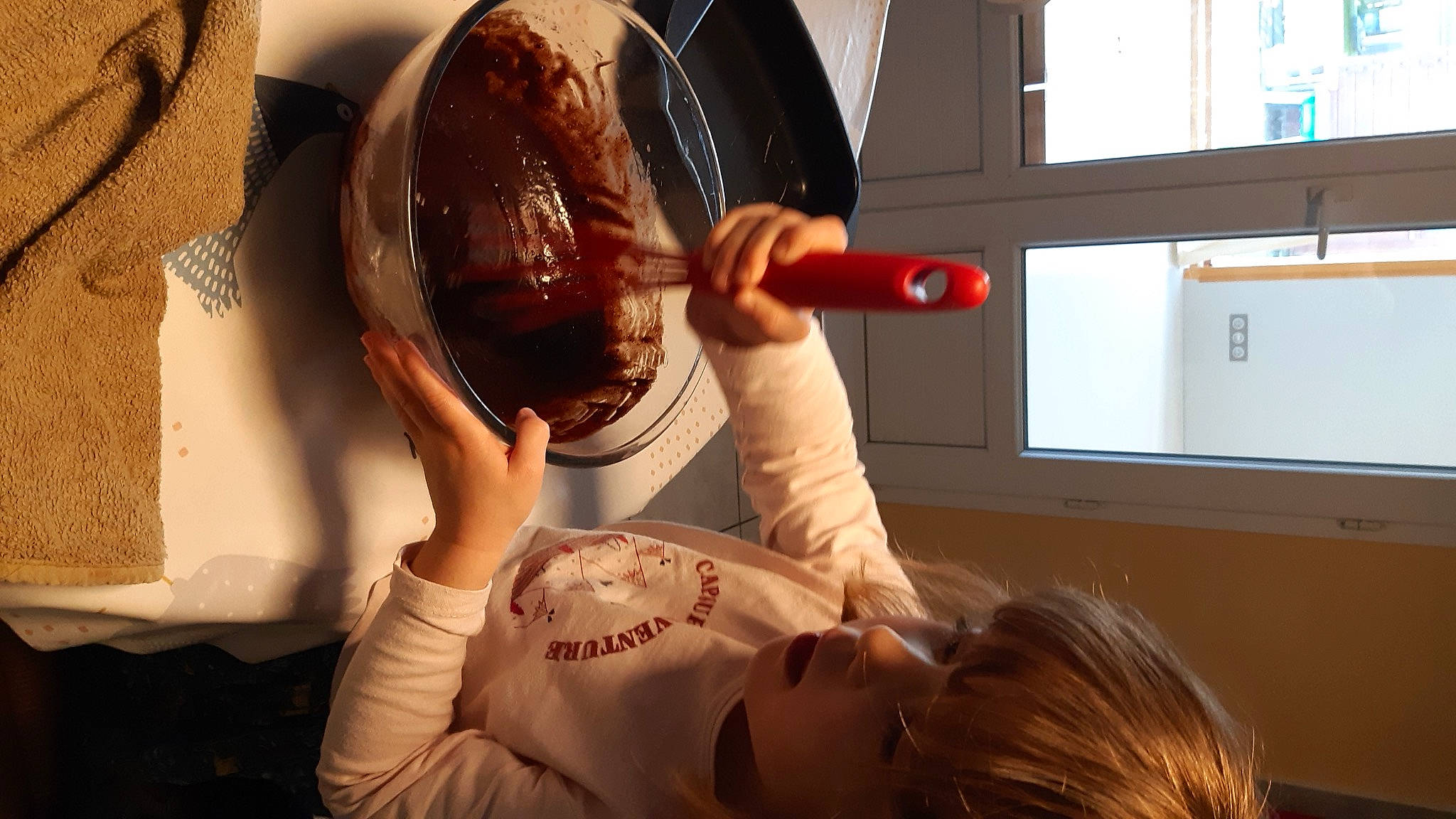 Maëlys participe au concours pour gagner de l'argent avec cette photo : bowl, comfort_food, cooking, cuisine, dish, event, fast_food, finger, flesh, food, fun, gesture, ingredient, mouth, nail, person, plate, recipe, room, tableware