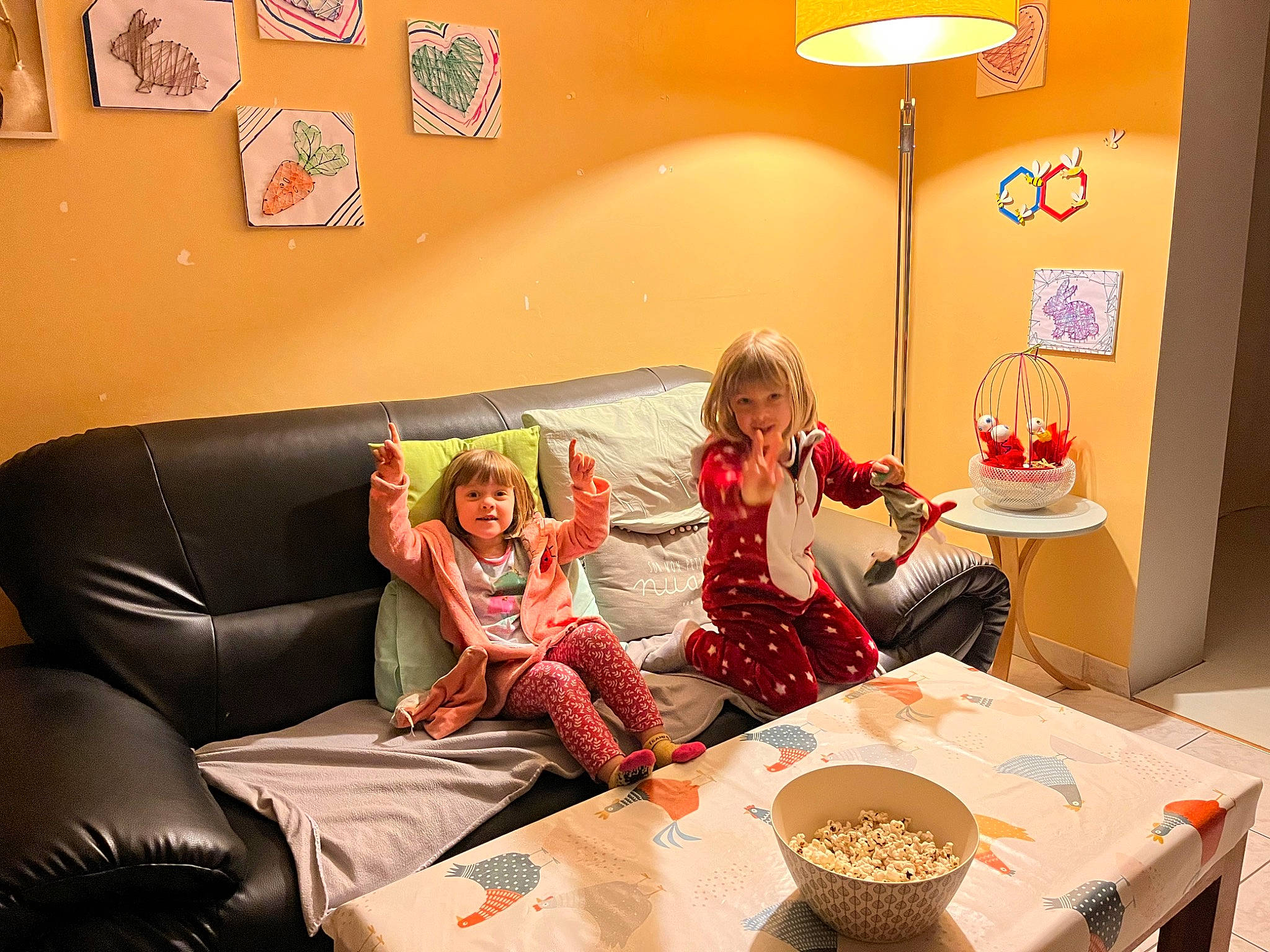 Maëlys participe au concours pour gagner de l'argent avec cette photo : child, comfort, couch, event, fun, furniture, happy, interior_design, joy, lamp, leisure, light_fixture, living_room, person, room, sitting, sofa_bed, studio_couch, table, television