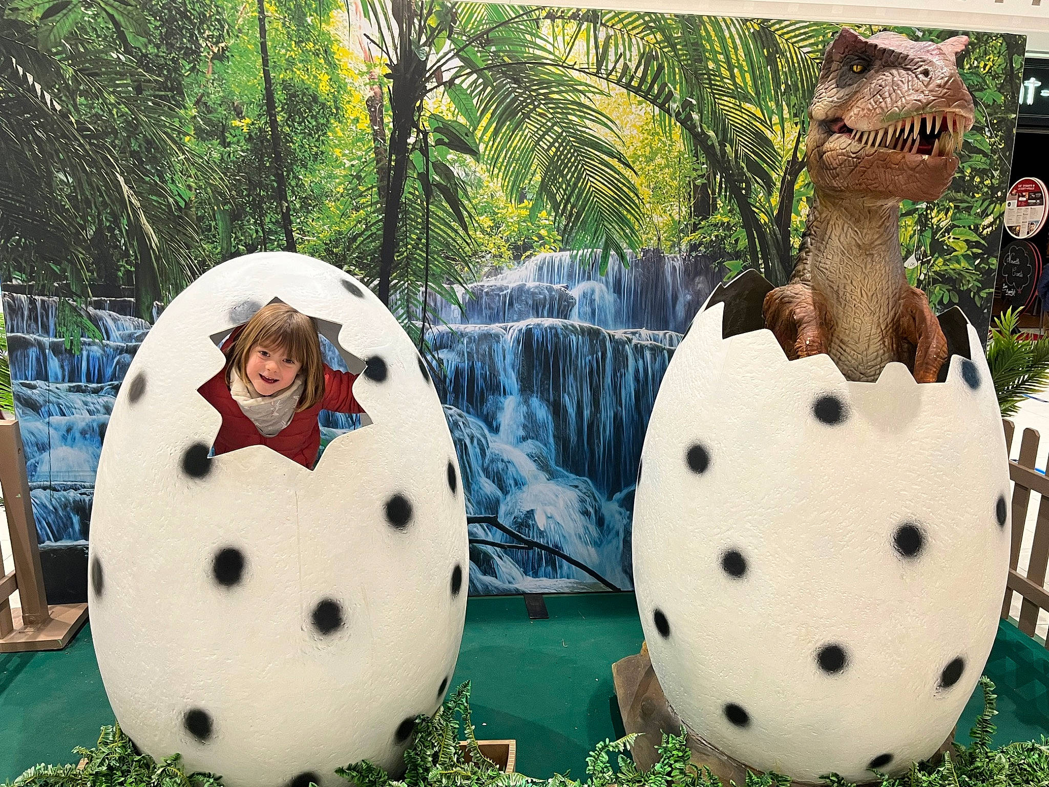 Maëlys participe au concours pour gagner de l'argent avec cette photo : art, botany, event, garden, grass, illustration, joy, landscape, lawn_ornament, leisure, natural_environment, nature, organism, ornament, palm_tree, pattern, person, plant, snowman, tradition