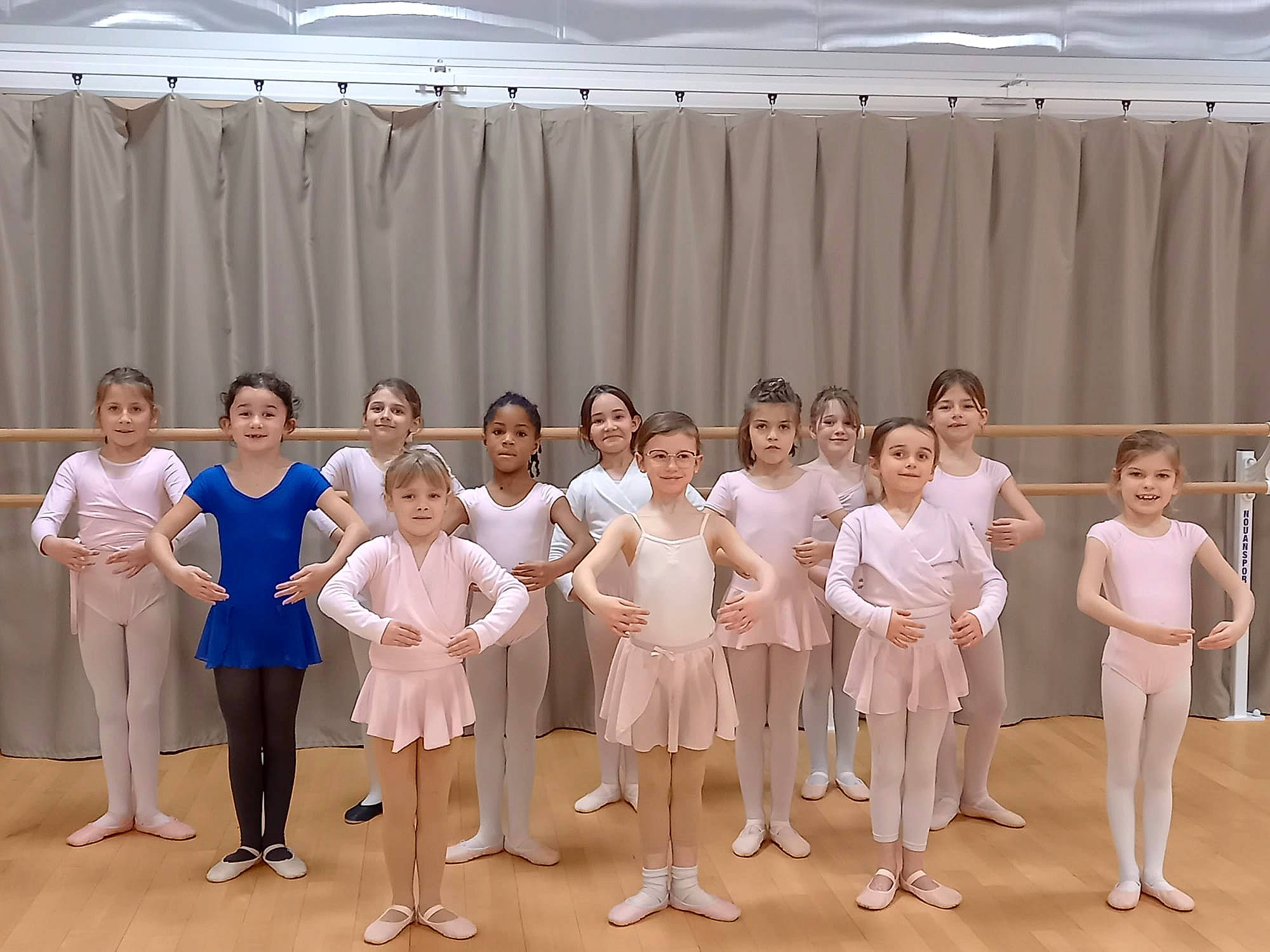 Alizeee a rejoint le concours — aidez-le/la à gagner de superbes lots ! barefoot, ceremony, choreography, competition, curtain, dress, entertainment, event, formal_wear, fun, happy, joy, performance, performance_art, performing_arts, person, public_event, recital, smile, stage_equipment