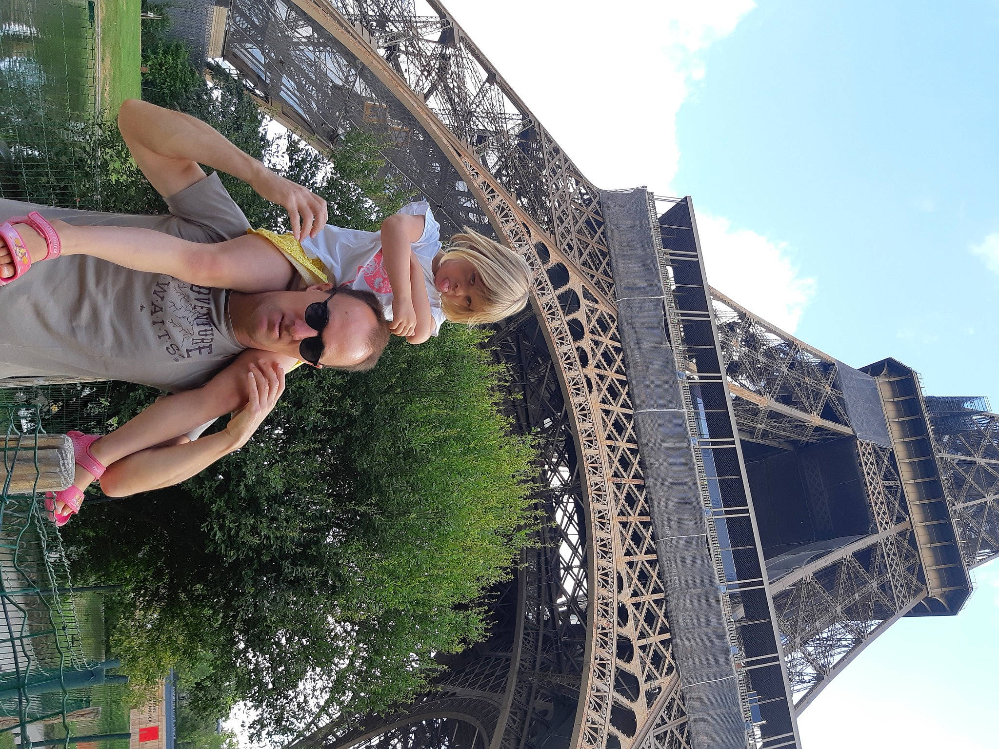 Alizeee participe au concours pour gagner de l'argent avec cette photo : amusement_ride, city, cloud, fun, leisure, nonbuilding_structure, person, recreation, shorts, sky, tourist_attraction, travel, tree, world