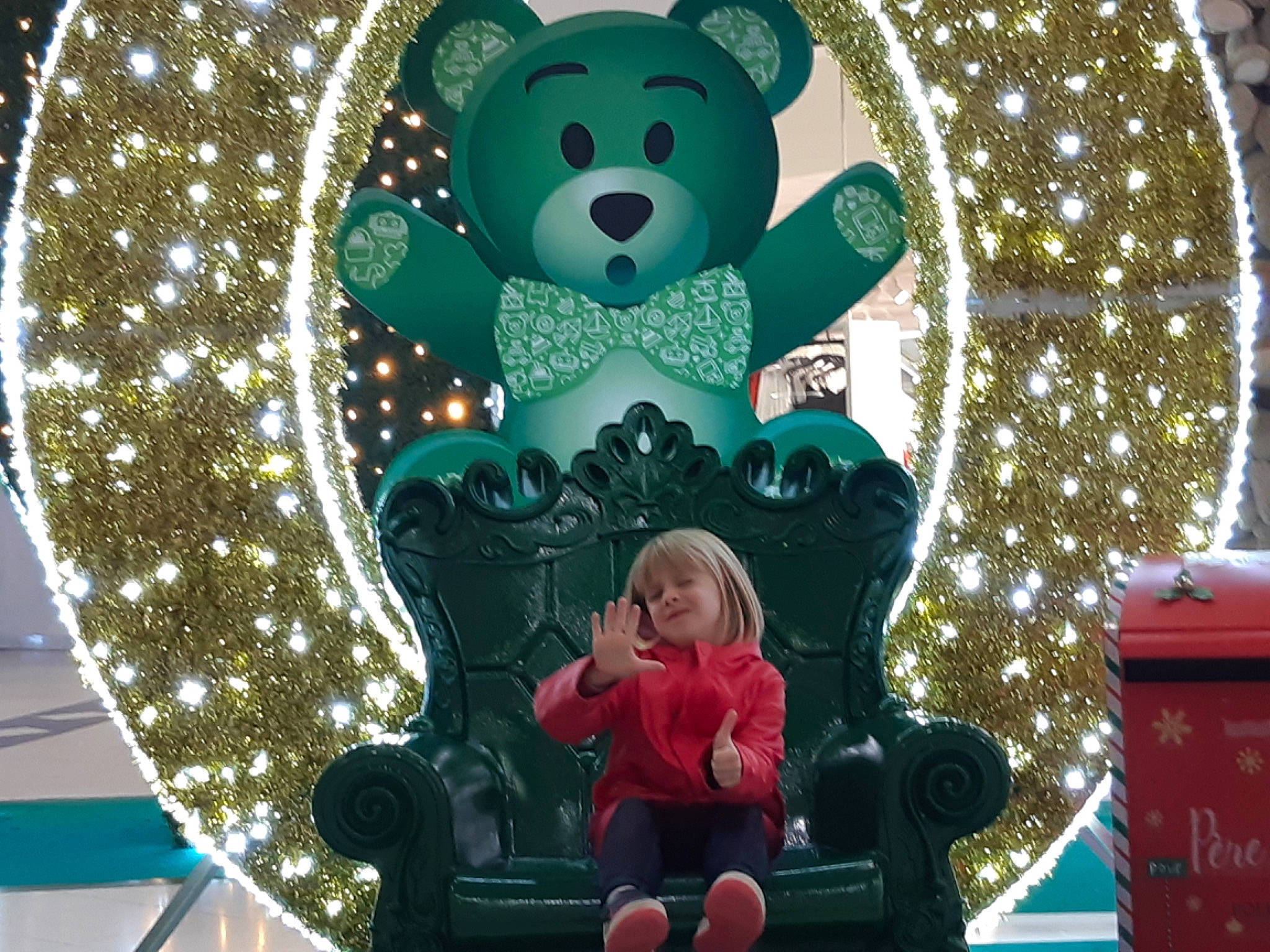 Alizeee a rejoint le concours — aidez-le/la à gagner de superbes lots ! amusement_ride, christmas, christmas_decoration, circle, decoration, event, fun, glass, holiday, joy, leisure, magenta, ornament, pattern, person, photograph, recreation, snapshot, toddler, toy