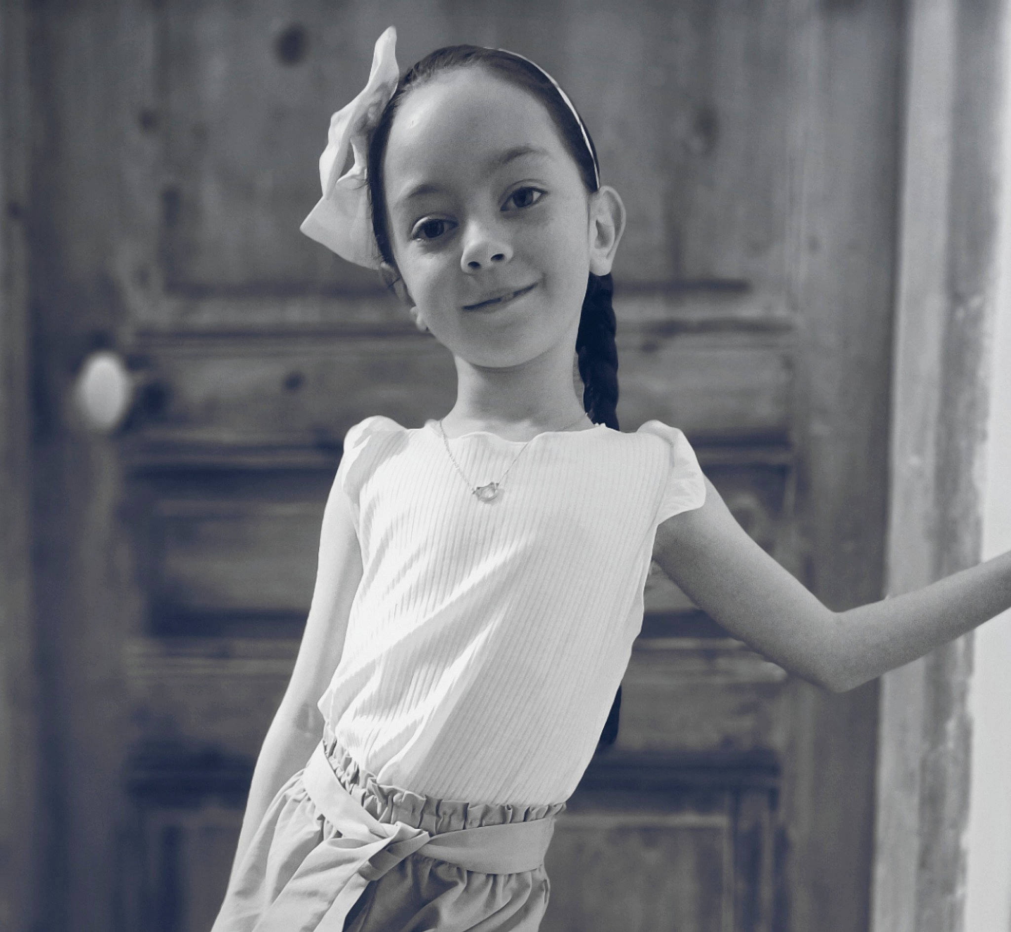 Lena participe au concours pour gagner de l'argent avec cette photo : black_and_white, blond, elbow, eyewear, fashion_design, flash_photography, gesture, happy, joy, monochrome, monochrome_photography, neck, person, shoulder, sleeve, smile, street_fashion, style, t_shirt, trunk