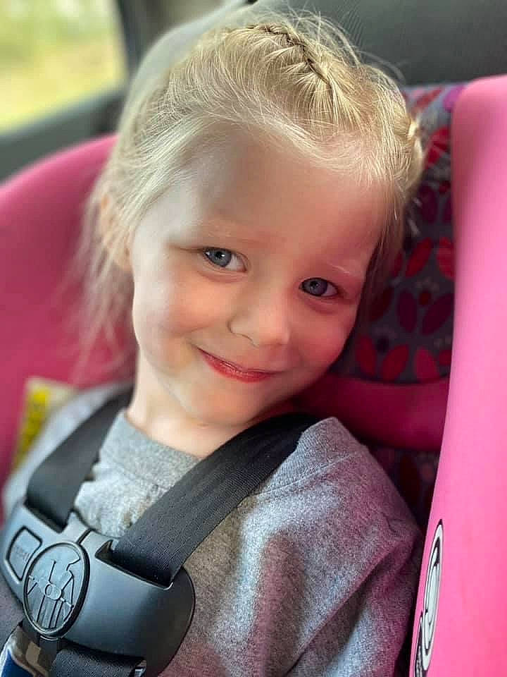 Addi is registered to the contest to win money with this photo: arm, cheek, chin, eyebrow, face, facial_expression, finger, hair, hairstyle, happy, head, human_body, iris, joy, lip, motor_vehicle, neck, nose, person, skin