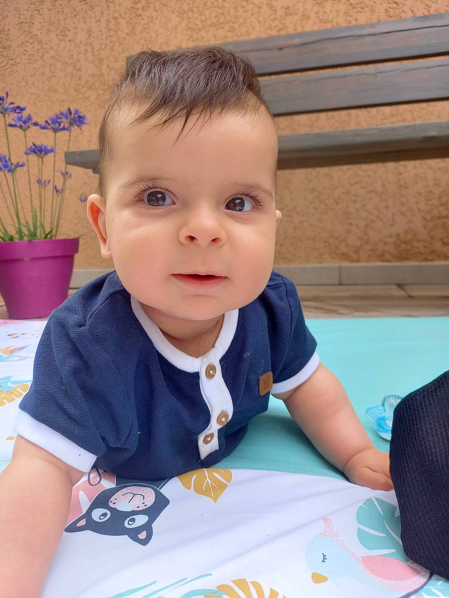 Kelyan participe au concours pour gagner de l'argent avec cette photo : baby, baby_toddler_clothing, cheek, child, chin, flowerpot, fun, grass, happy, houseplant, leisure, nose, person, plant, sitting, skin, sleeve, smile, t_shirt, toddler