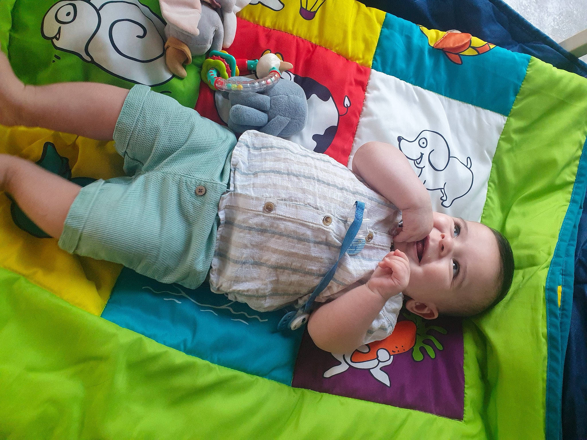 Kelyan a rejoint le concours — aidez-le/la à gagner de superbes lots ! baby, baby_products, baby_toddler_clothing, child, comfort, event, flag, fun, grass, happy, leisure, linens, person, product, recreation, shorts, sitting, t_shirt, textile, toddler