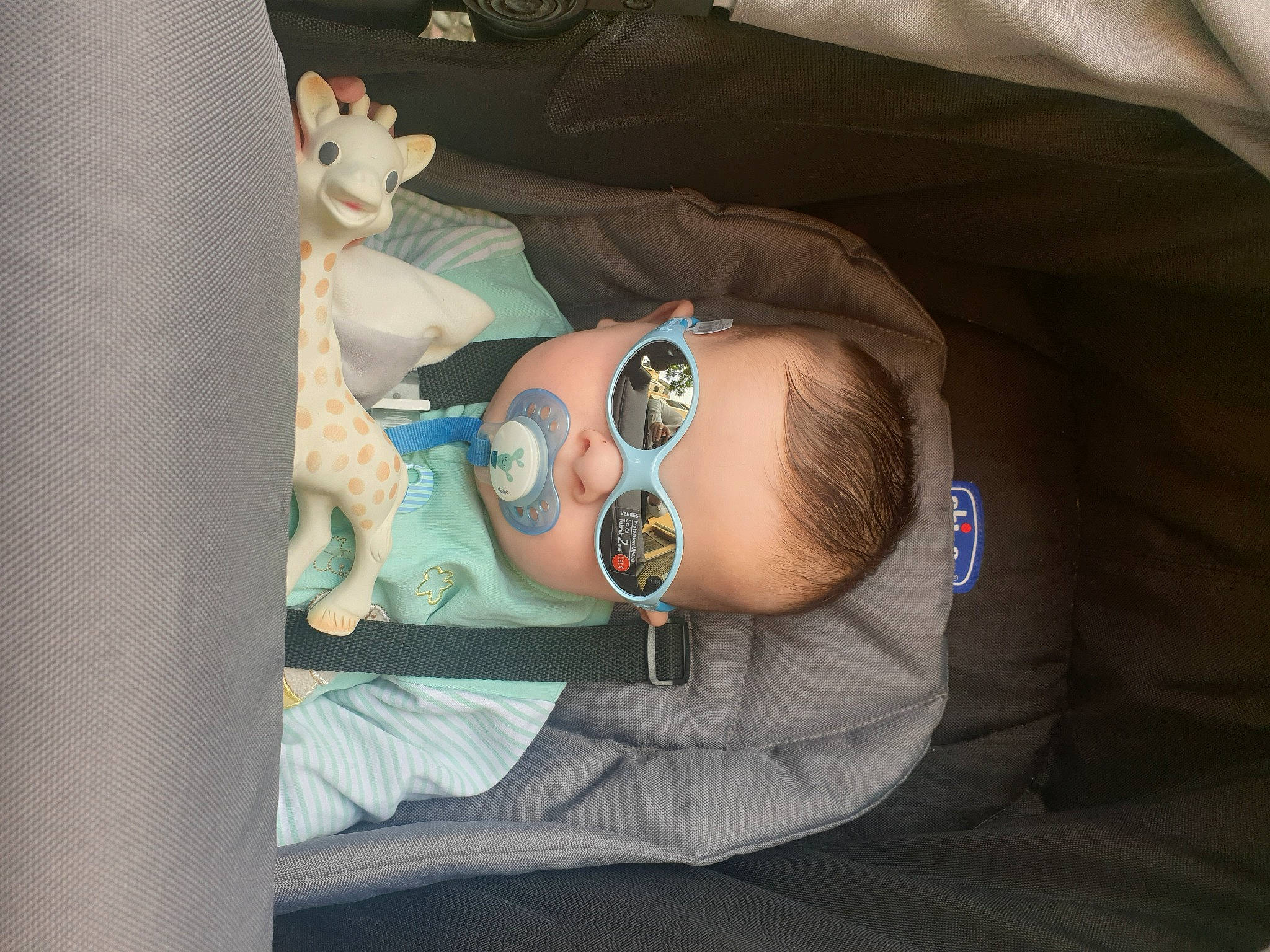 Kelyan a rejoint le concours — aidez-le/la à gagner de superbes lots ! baby, baby_products, baby_toddler_clothing, child, comfort, eyewear, headgear, health_care, human_body, linens, medical, mouth, person, personal_protective_equipment, room, service, sitting, toddler