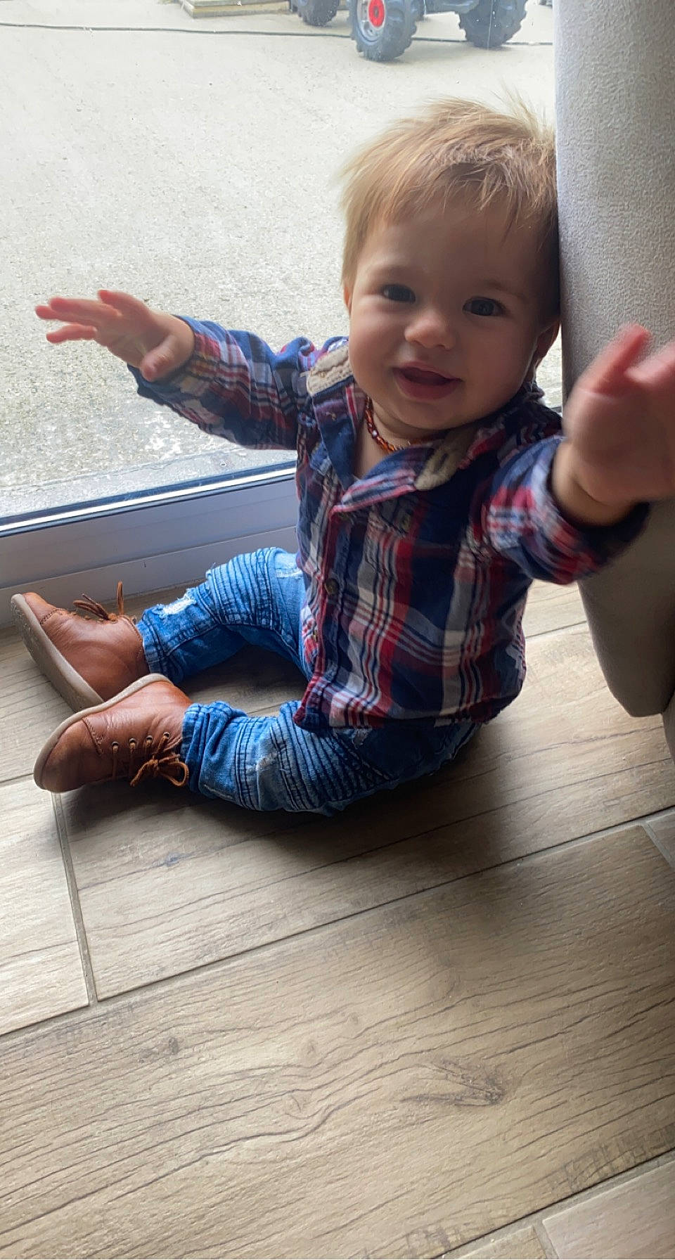 Matéo a rejoint le concours — aidez-le/la à gagner de superbes lots ! baby_toddler_clothing, face, finger, floor, flooring, gesture, hand, happy, head, human_body, joint, leg, nose, person, shoulder, skin, sleeve, smile, thumb, toddler