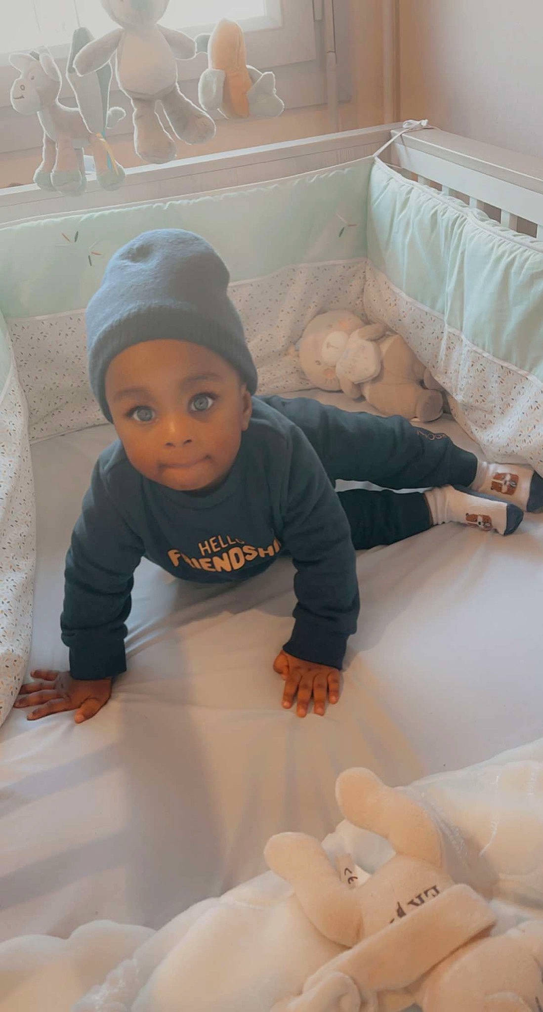 Lyann a rejoint le concours — aidez-le/la à gagner de superbes lots ! baby, baby_toddler_clothing, baseball_cap, cap, child, comfort, finger, floor, flooring, headwear, joint, person, product, room, sitting, skin, sleeve, t_shirt, textile, toddler