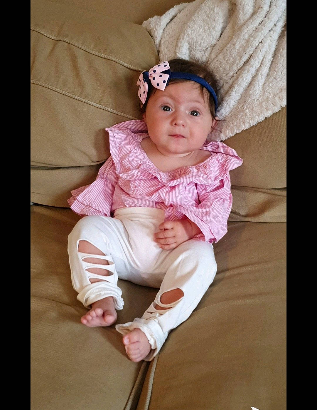 Juliette a rejoint le concours — aidez-le/la à gagner de superbes lots ! baby, baby_toddler_clothing, cheek, child, child_model, facial_expression, hair_accessory, happy, head, headgear, headwear, person, photography, pink, sitting, skin, smile, toddler