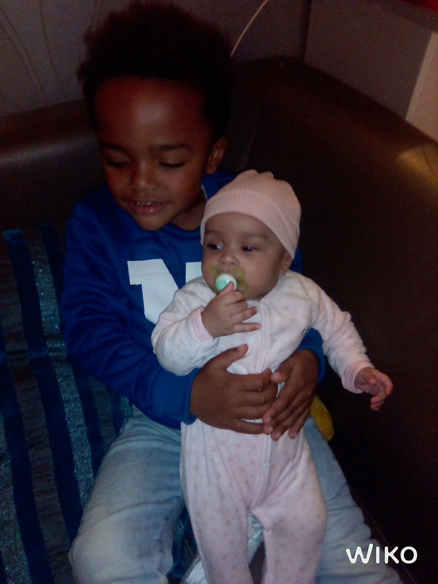 Estreya participe au concours pour gagner de l'argent avec cette photo : baby, baby_toddler_clothing, cheek, chin, comfort, cool, couch, eye, eyebrow, face, gesture, hair, head, headwear, human_body, interaction, iris, joy, lip, mouth