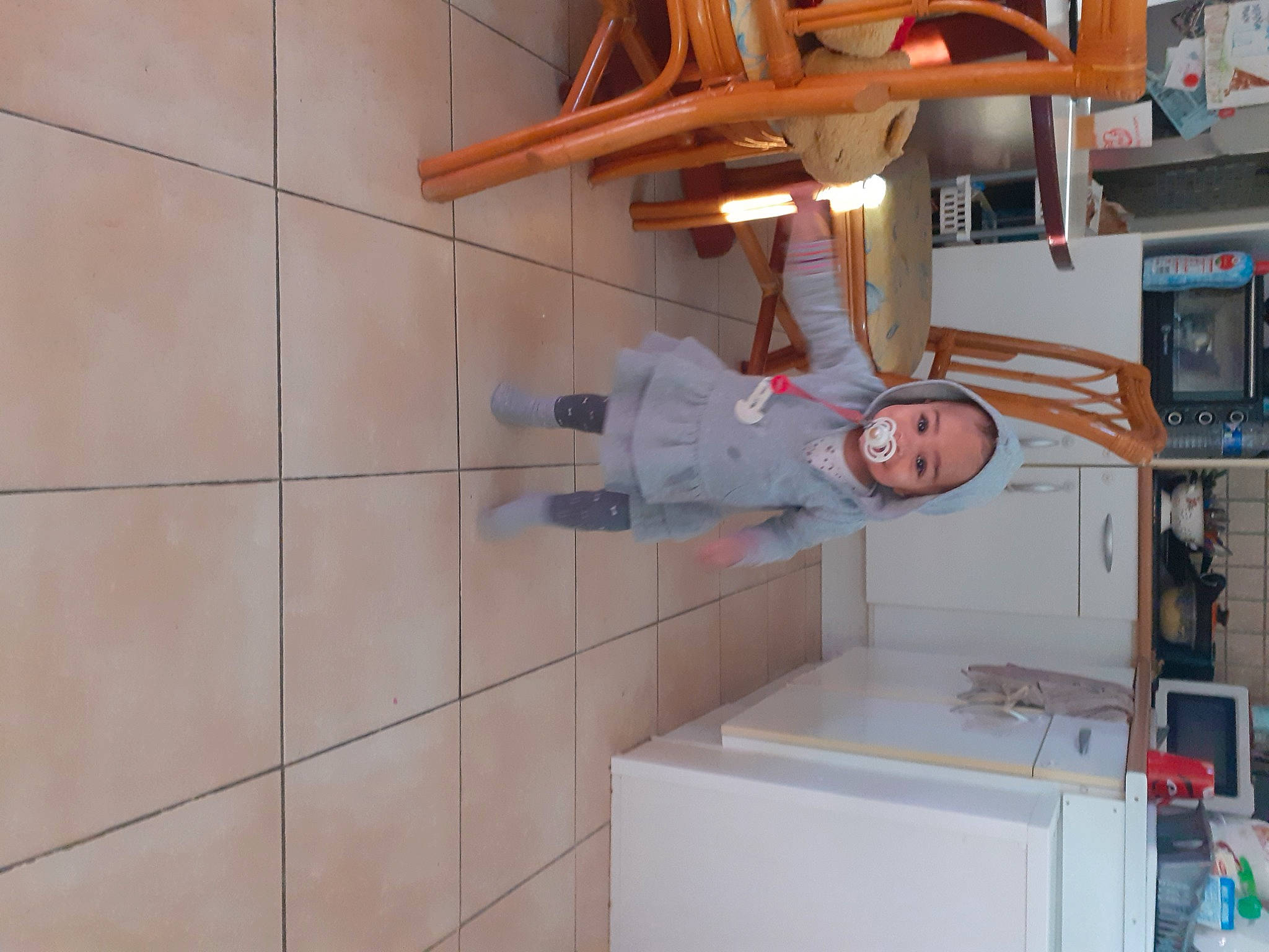 Estreya a rejoint le concours — aidez-le/la à gagner de superbes lots ! building, ceiling, door, electrical_supply, electrical_wiring, engineering, flooring, gas, hardwood, house, machine, person, refrigerator, room, smile, t_shirt, wood