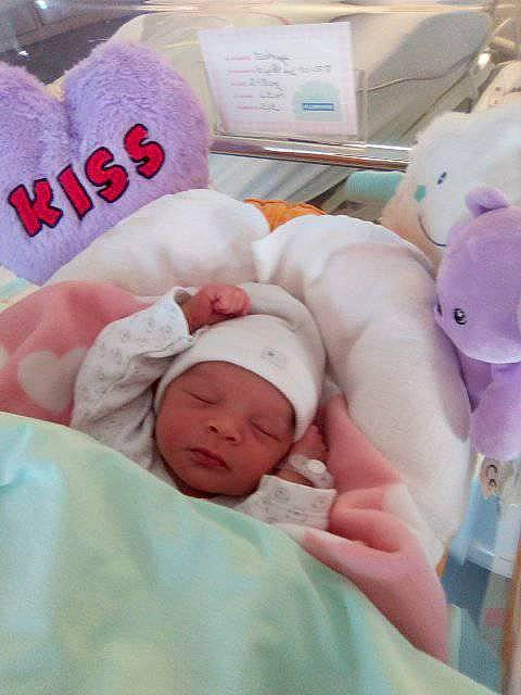 Estreya a rejoint le concours — aidez-le/la à gagner de superbes lots ! baby, baby_sleeping, bedding, bedtime, child, childbirth, comfort, event, headwear, health_care, hospital, linens, medical, medical_equipment, patient, person, pink, room, service, skin