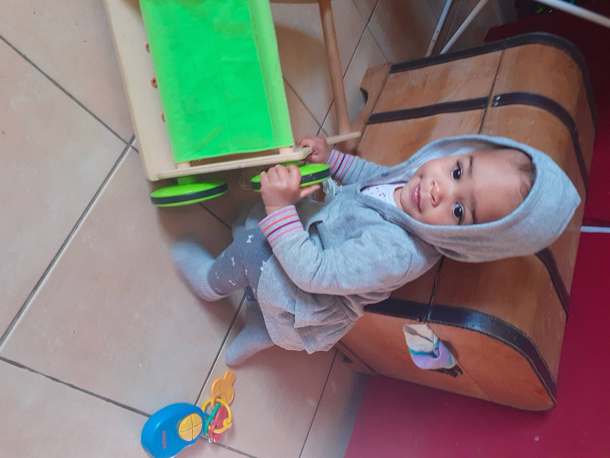 Estreya a rejoint le concours — aidez-le/la à gagner de superbes lots ! baby, baby_products, baby_toddler_clothing, bag, cardboard, chair, child, comfort, floor, flooring, fun, hardwood, leisure, luggage_and_bags, person, play, room, sitting, smile, toddler