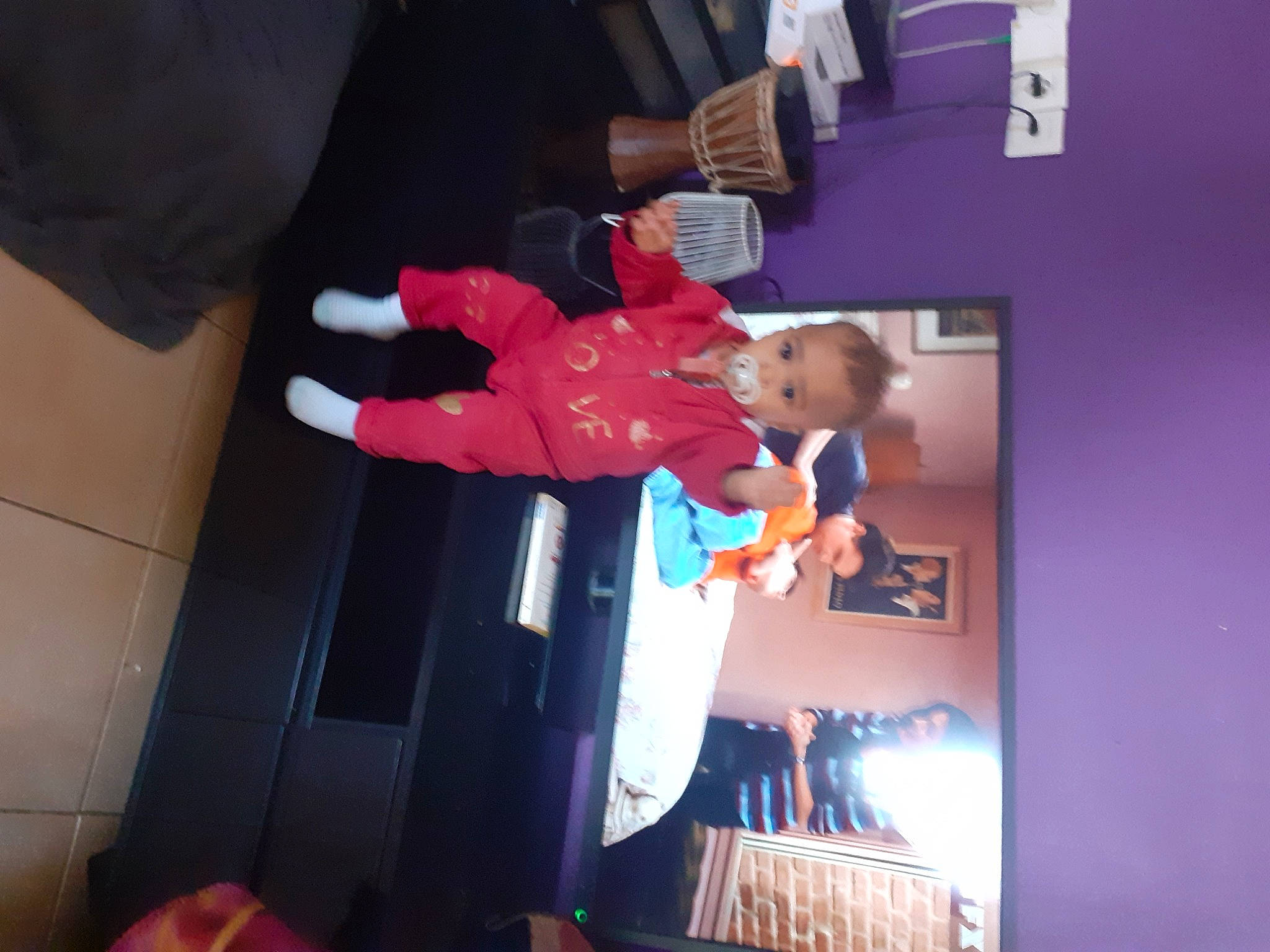 Estreya participe au concours pour gagner de l'argent avec cette photo : carmine, child, display_device, fun, gesture, machine, magenta, person, play, room, suit, toddler