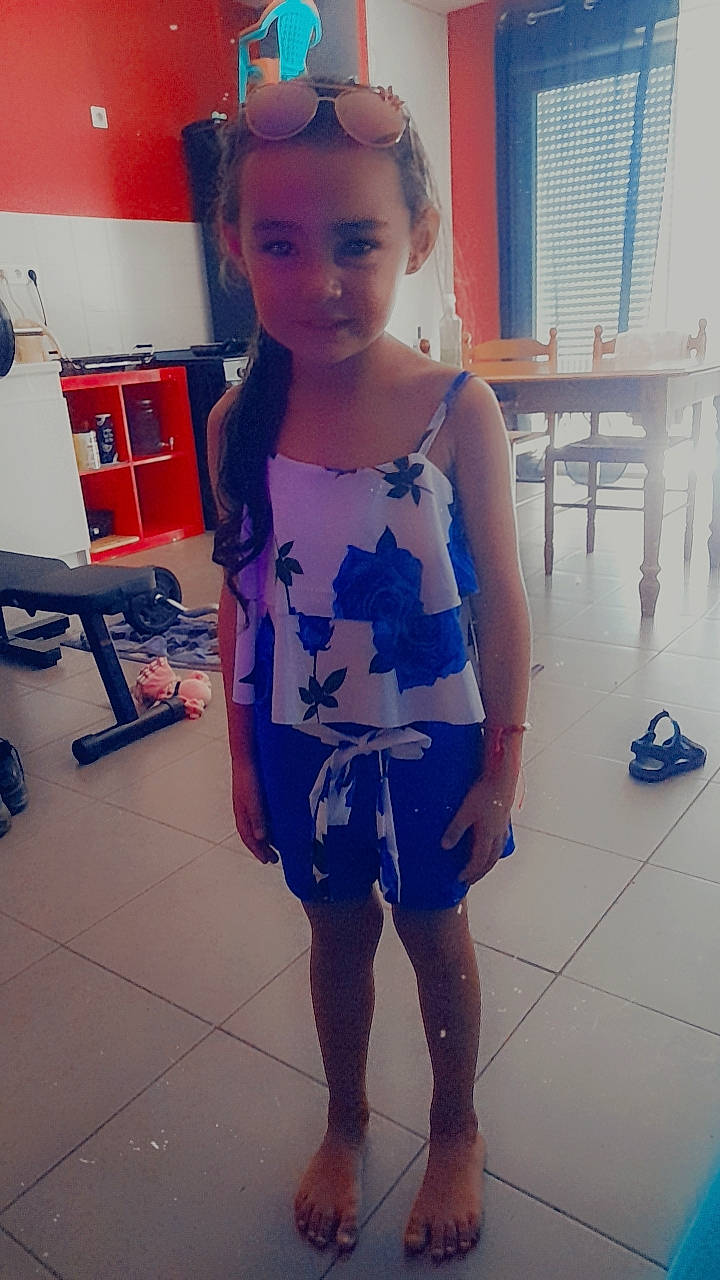 Inaya a rejoint le concours — aidez-le/la à gagner de superbes lots ! blond, electric_blue, eyewear, fashion_design, flooring, happy, human_leg, joint, knee, long_hair, pattern, person, purple, selfie, shoe, sleeve, sportswear, standing, t_shirt, thigh