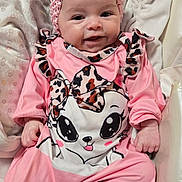 Lola a rejoint le concours — aidez-le/la à gagner de superbes lots ! baby, pink_outfit, headband, bow, smiling, blanket, infant, cute, clothing, happy, child, face, portrait, footed_pajamas, sitting, soft_texture, indoor, baby_girl, cozy, adorable