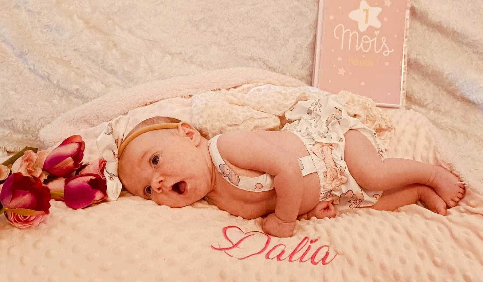 Dalia participe au concours pour gagner de l'argent avec cette photo : baby, baby_sleeping, baby_toddler_clothing, cheek, child, comfort, embellishment, eye, fashion_accessory, hair_accessory, hand, head, headband, headgear, headpiece, linens, pattern, person, pink, skin