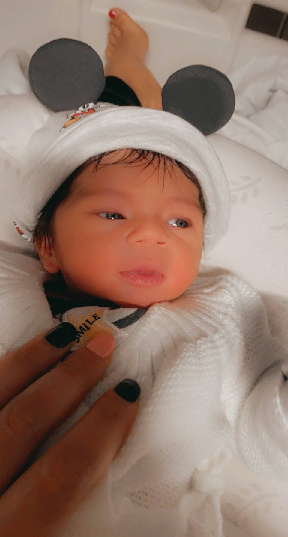 Kenzy a rejoint le concours — aidez-le/la à gagner de superbes lots ! baby, baby_toddler_clothing, cheek, comfort, ear, eye, eyebrow, eyelash, finger, gesture, headgear, headwear, iris, lip, neck, nose, person, pink, skin, sleeve