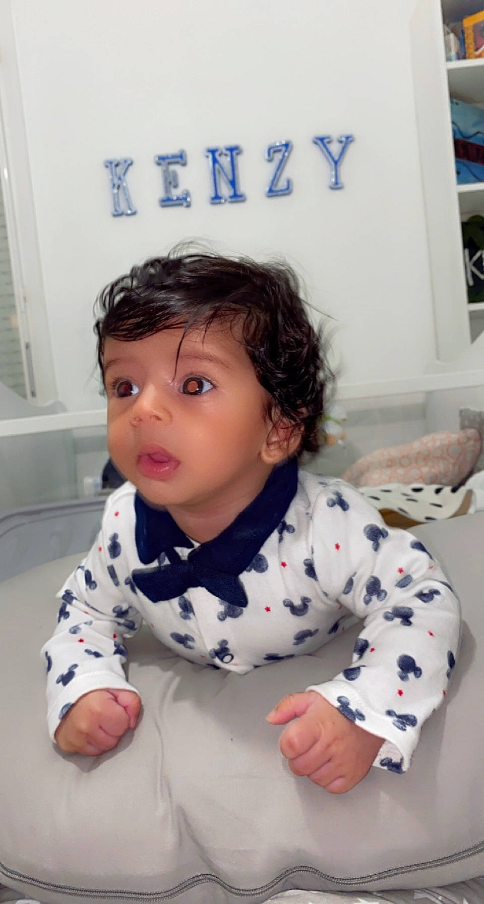 Kenzy a rejoint le concours — aidez-le/la à gagner de superbes lots ! arm, baby, baby_toddler_clothing, cheek, child, comfort, face, flooring, fun, hair, handwriting, happy, head, pattern, person, room, sitting, skin, sleeve, t_shirt