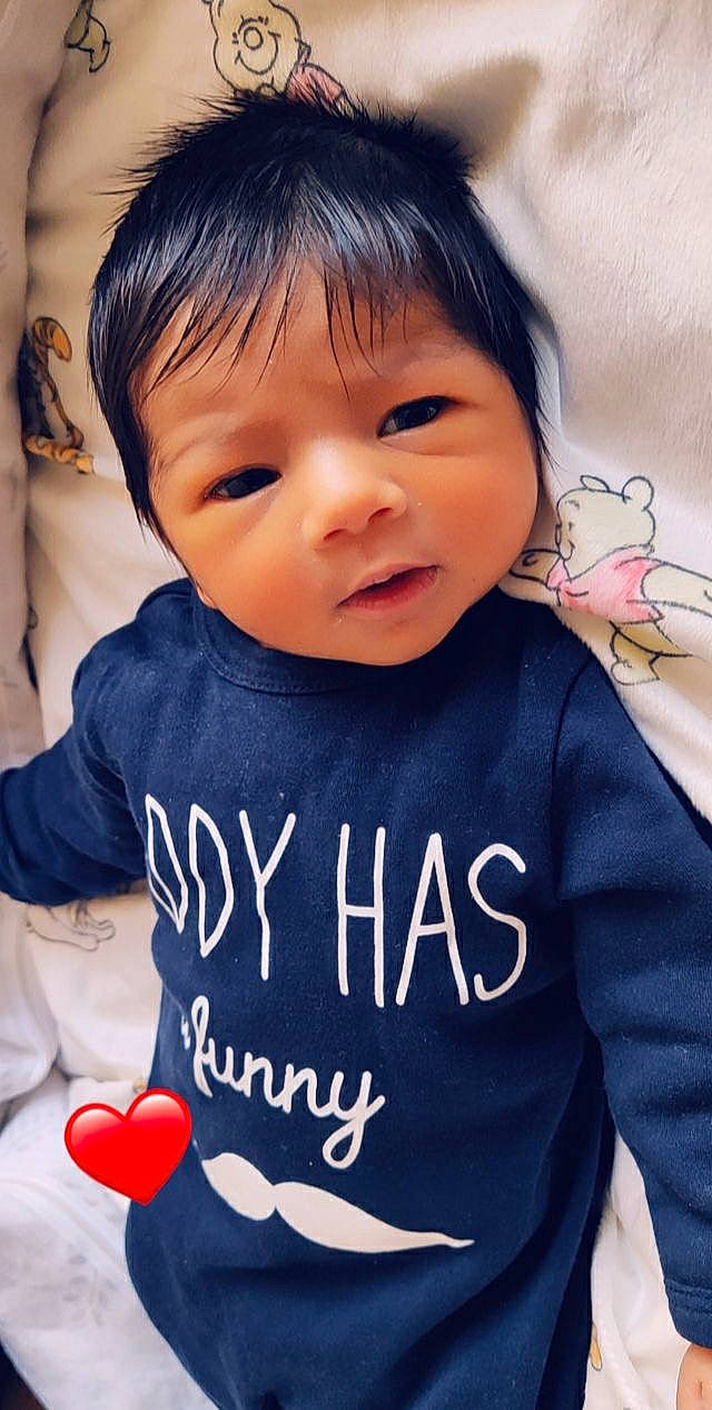 Kenzy a rejoint le concours — aidez-le/la à gagner de superbes lots ! baby, baby_toddler_clothing, cheek, chin, eyelash, face, finger, gesture, hair, hairstyle, happy, neck, nose, person, product, skin, sleeve, smile, standing, toddler