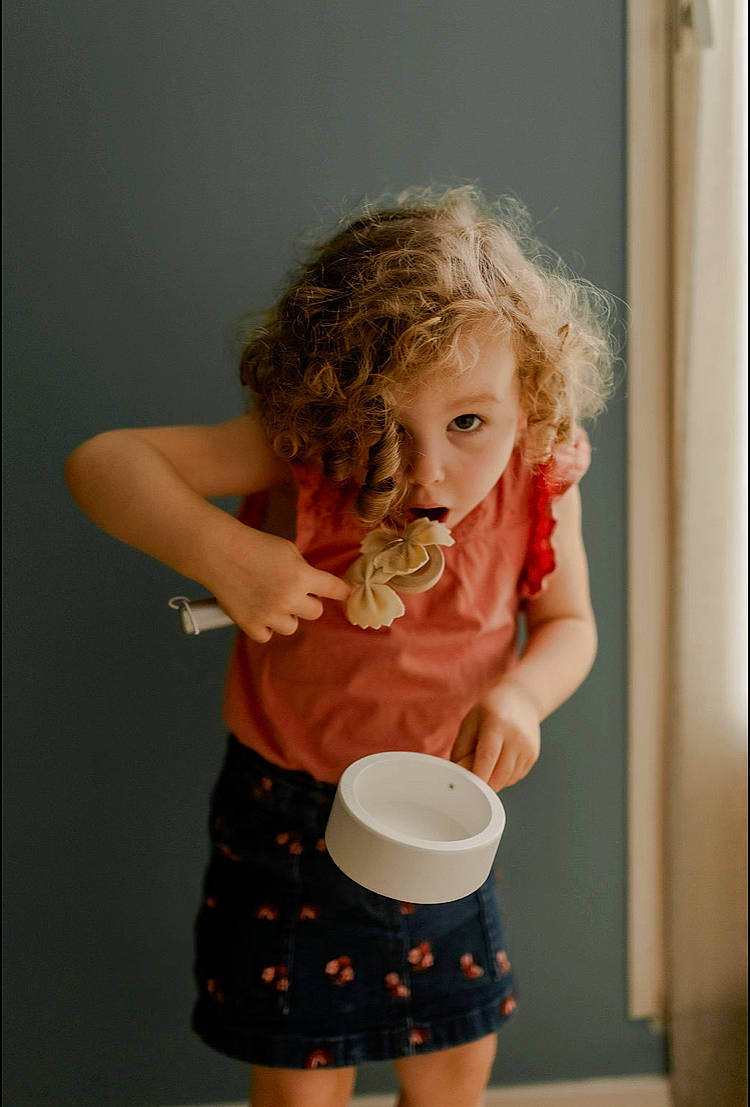 Luna a rejoint le concours — aidez-le/la à gagner de superbes lots ! abdomen, blond, child, drinkware, elbow, fun, happy, human_body, human_leg, joint, knee, magenta, person, room, shorts, shoulder, t_shirt, thigh, toddler, trunk