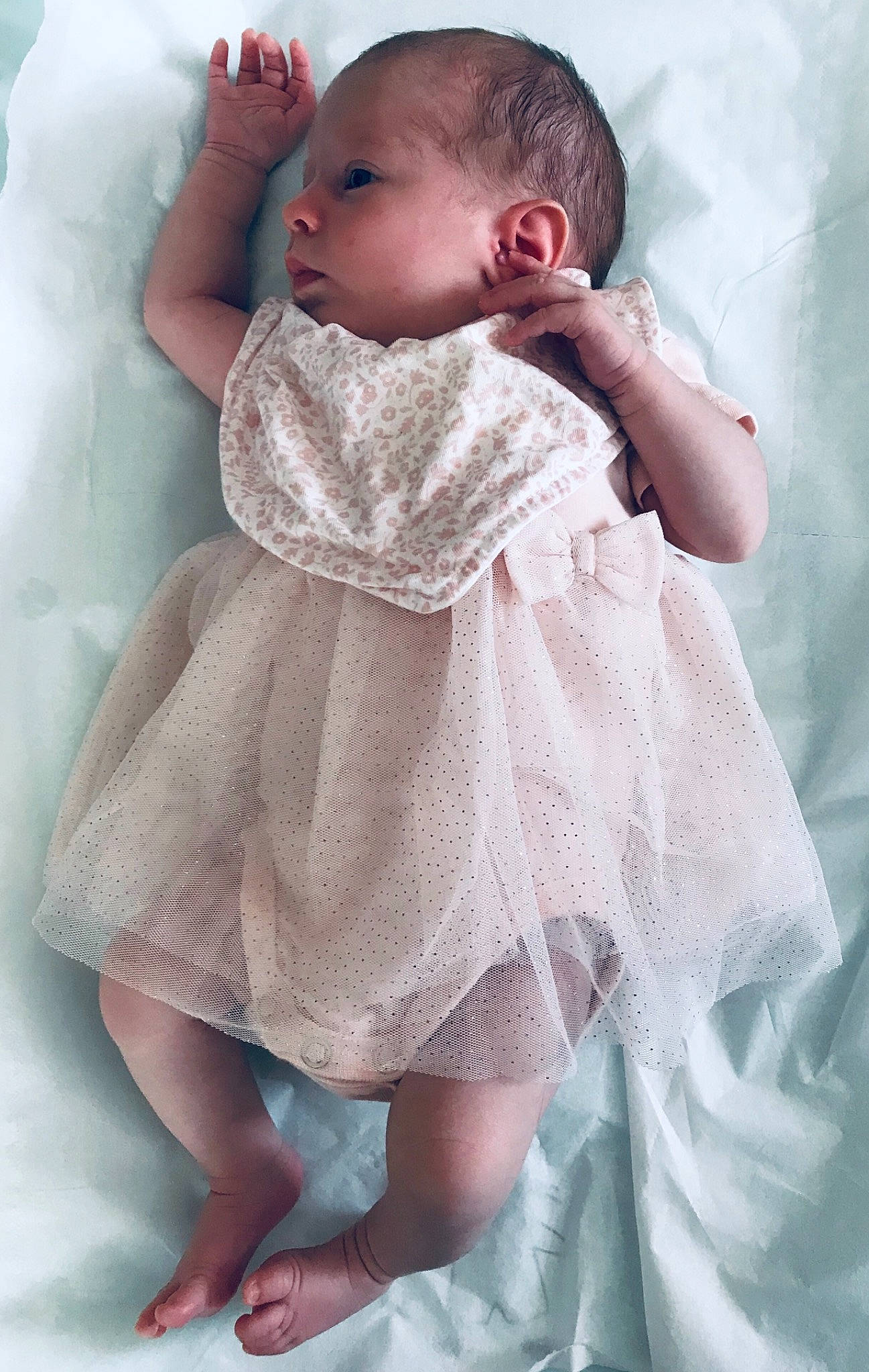Lyanna a rejoint le concours — aidez-le/la à gagner de superbes lots ! arm, baby, baby_toddler_clothing, cheek, child, dress, eye, gesture, hand, person, photography, pink, skin, textile, toddler
